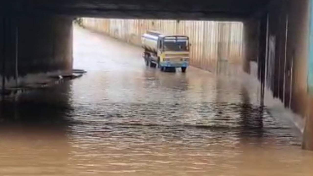 ಬೆಂಗಳೂರಿನಲ್ಲಿ ಮತ್ತೆ ಮಳೆ ಹಿನ್ನೆಲೆ ನಗರದ ಅಂಡರ್ ಪಾಸ್​ಗಳಲ್ಲಿ ಮಳೆ ನೀರು ತುಂಬಿದೆ.
ಶಿವಾನಂದ ಸರ್ಕಲ್ ಬಳಿಯ ರೈಲ್ವೇ ಅಂಡರ್ ಪಾಸ್​ನಲ್ಲಿ ಮಳೆ ನೀರು ಆವರಿಸಿವೆ.