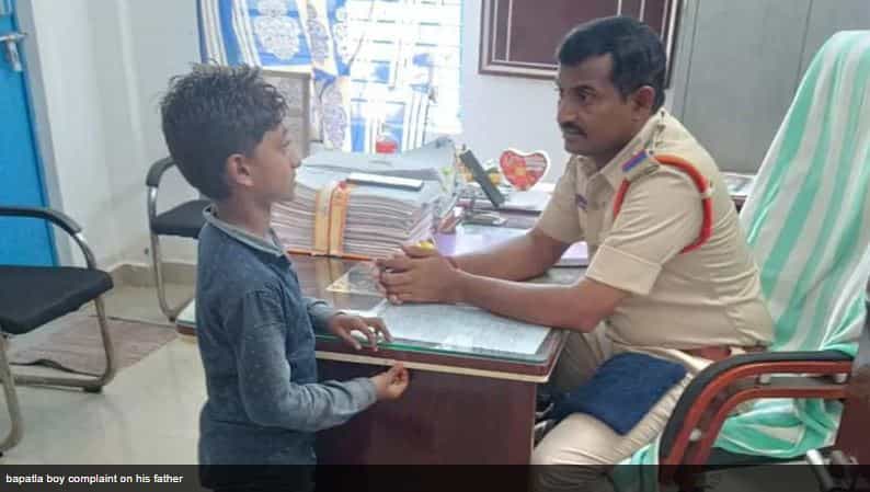 ವಿಡಿಯೋ: ಅಪ್ಪ ದಿನಾ ಕುಡಿದು ಬಂದು ಅಮ್ಮನನ್ನು ಹೊಡೆಯುತ್ತಾನೆ ಎಂದು ಪೊಲೀಸ್ ಅಧಿಕಾರಿಗೆ ದೂರು ನೀಡಿದ ಬಾಲಕ! ವಿಡಿಯೋ: ಅಪ್ಪ ದಿನಾ ಕುಡಿದು ಬಂದು ಅಮ್ಮನನ್ನು ಹೊಡೆಯುತ್ತಾನೆ ಎಂದು ಪೊಲೀಸ್ ಅಧಿಕಾರಿಗೆ ದೂರು ನೀಡಿದ ಬಾಲಕ!