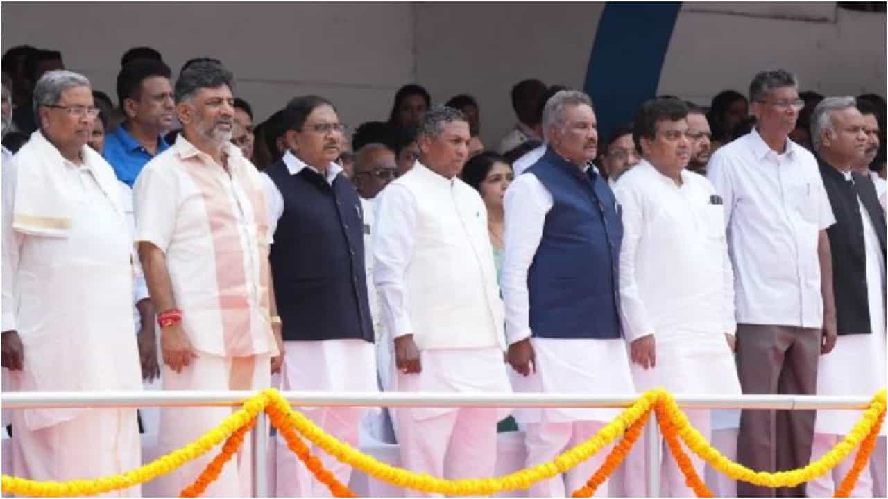 ಸಿದ್ದರಾಮಯ್ಯ ಸಂಪುಟದಲ್ಲಿ ಎಸ್ಸಿ, ಎಸ್ಟಿಗೆ ಮಣೆ; ಕರಾವಳಿ, ಕೇಂದ್ರ ಜಿಲ್ಲೆಗಳಿಗಿಲ್ಲ ಪ್ರಾತಿನಿಧ್ಯ ಸಿದ್ದರಾಮಯ್ಯ ಸಂಪುಟದಲ್ಲಿ ಎಸ್ಸಿ, ಎಸ್ಟಿಗೆ ಮಣೆ; ಕರಾವಳಿ, ಕೇಂದ್ರ ಜಿಲ್ಲೆಗಳಿಗಿಲ್ಲ ಪ್ರಾತಿನಿಧ್ಯ