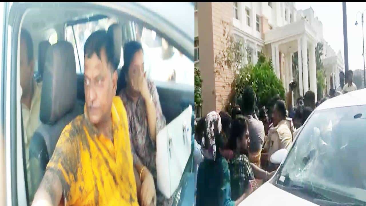ಚಾಮರಾಜನಗರ: ಅಂಬೇಡ್ಕರ್ಗೆ ಅವಮಾನ ಆರೋಪ; ಅಂಬೇಡ್ಕರ್ ಅಭಿಮಾನಿಗಳಿಂದ ಮೆಡಿಕಲ್ ಕಾಲೇಜು ಡೀನ್ಗೆ ಕಪ್ಪು ಮಸಿ ಚಾಮರಾಜನಗರ: ಅಂಬೇಡ್ಕರ್ಗೆ ಅವಮಾನ ಆರೋಪ; ಅಂಬೇಡ್ಕರ್ ಅಭಿಮಾನಿಗಳಿಂದ ಮೆಡಿಕಲ್ ಕಾಲೇಜು ಡೀನ್ಗೆ ಕಪ್ಪು ಮಸಿ