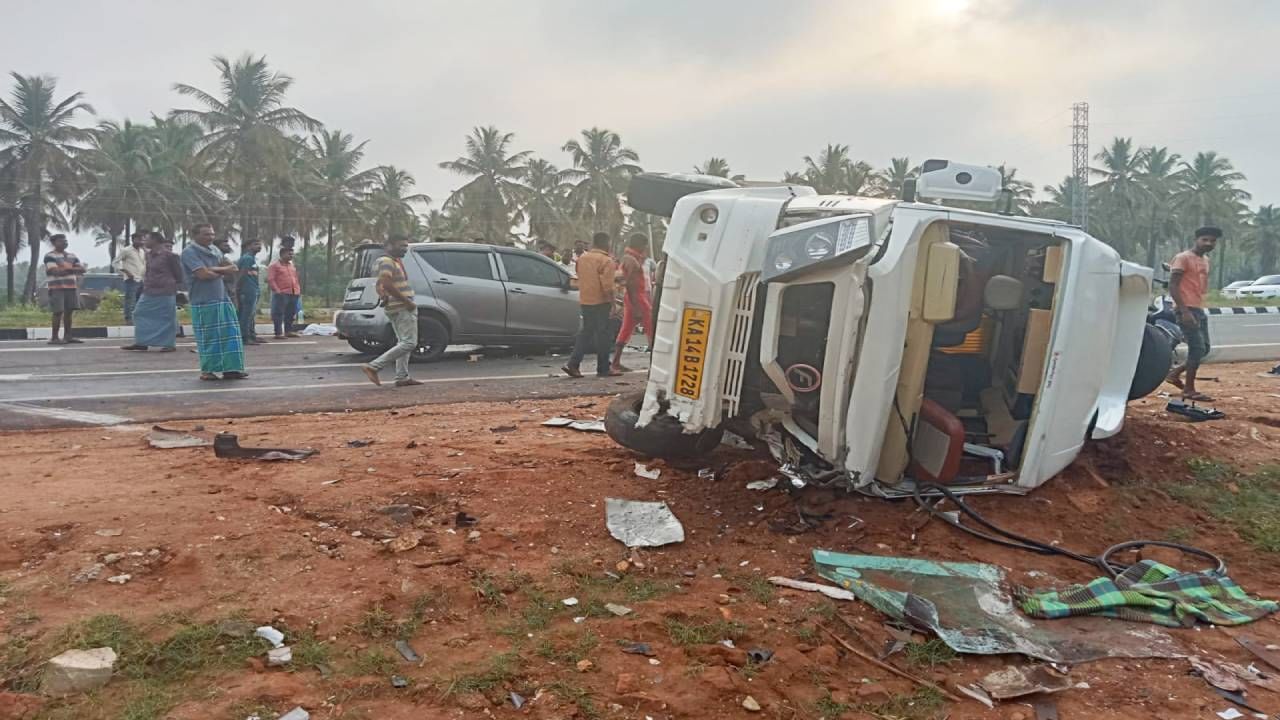 ಚಿಕ್ಕಮಗಳೂರು: ಕಾರು ಟಿಟಿ ವಾಹನ ಮುಖಾಮುಖಿ ಡಿಕ್ಕಿ; ಇಬ್ಬರು ಸ್ಥಳದಲ್ಲೇ ಸಾವು ಚಿಕ್ಕಮಗಳೂರು: ಕಾರು ಟಿಟಿ ವಾಹನ ಮುಖಾಮುಖಿ ಡಿಕ್ಕಿ; ಇಬ್ಬರು ಸ್ಥಳದಲ್ಲೇ ಸಾವು