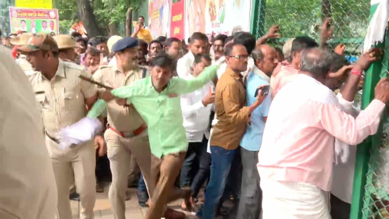Karnataka CM Oath Taking: ಕಂಠೀರವ ಕ್ರೀಡಾಂಗಣದ ಬಳಿ ನೂಕುನುಗ್ಗಲು: ಲಘು ಲಾಠಿ ಚಾರ್ಚ್ Karnataka CM Oath Taking: ಕಂಠೀರವ ಕ್ರೀಡಾಂಗಣದ ಬಳಿ ನೂಕುನುಗ್ಗಲು: ಲಘು ಲಾಠಿ ಚಾರ್ಚ್
