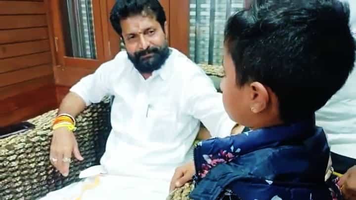 ಚುನಾವಣೆಯಲ್ಲಿ ಸೋತ ಸಿಟಿ ರವಿಗೆ ಧೈರ್ಯ ತುಂಬಿದ ಬಾಲಕ: ವಿಡಿಯೋ ವೈರಲ್ ಚುನಾವಣೆಯಲ್ಲಿ ಸೋತ ಸಿಟಿ ರವಿಗೆ ಧೈರ್ಯ ತುಂಬಿದ ಬಾಲಕ: ವಿಡಿಯೋ ವೈರಲ್