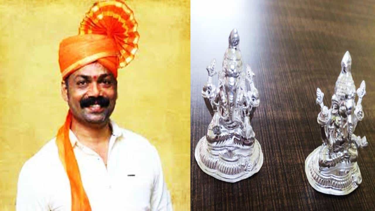 ಚುನಾವಣೆ ಕೊನೇ ಹಂತದಲ್ಲಿ ಅಭ್ಯರ್ಥಿಗಳ ಕಸರತ್ತು; ದಾವಣಗೆರೆ ದಕ್ಷಿಣ ಕ್ಷೇತ್ರದಲ್ಲಿ ಮತದಾರರಿಗೆ ಬೆಳ್ಳಿ ಗಣಪ ಹಂಚುತ್ತಿದ್ದ ಯುವಕ ವಶ ಚುನಾವಣೆ ಕೊನೇ ಹಂತದಲ್ಲಿ ಅಭ್ಯರ್ಥಿಗಳ ಕಸರತ್ತು; ದಾವಣಗೆರೆ ದಕ್ಷಿಣ ಕ್ಷೇತ್ರದಲ್ಲಿ ಮತದಾರರಿಗೆ ಬೆಳ್ಳಿ ಗಣಪ ಹಂಚುತ್ತಿದ್ದ ಯುವಕ ವಶ