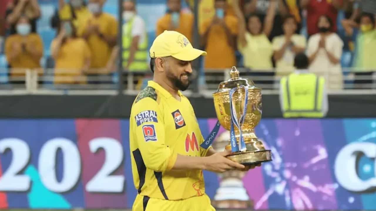 ಚೆನ್ನೈ ಸೂಪರ್ ಕಿಂಗ್ಸ್ ತಂಡವನ್ನು ದಾಖಲೆಯ 5ನೇ ಬಾರಿಗೆ ಚಾಂಪಿಯನ್ ಮಾಡಿದ ಬೆನ್ನಲ್ಲೇ ಎಂಎಸ್ ಧೋನಿ ಮುಂಬೈನ ಆಸ್ಪತ್ರೆಯಲ್ಲಿ ಮೊಣಕಾಲಿನ ತಪಾಸಣೆ ಮಾಡಿಸಿಕೊಂಡಿದ್ದಾರೆ ಎಂದು ವರದಿಯಾಗಿದೆ. ಇಡೀ ಐಪಿಎಲ್ನಲ್ಲಿ ಧೋನಿ ತಮ್ಮ ಮೊಣಕಾಲು ನೋವಿನಿಂದ ಬಳಲುತ್ತಿದ್ದ ಧೋನಿ ಚೆನ್ನೈ ಸೂಪರ್ ಕಿಂಗ್ಸ್ ತಂಡವನ್ನು ಚಾಂಪಿಯನ್ ಮಾಡಿದ ಬಳಿಕ ಇದೀಗ ಆಸ್ಪತ್ರೆಗೆ ತೆರಳಿದ್ದಾರೆ.