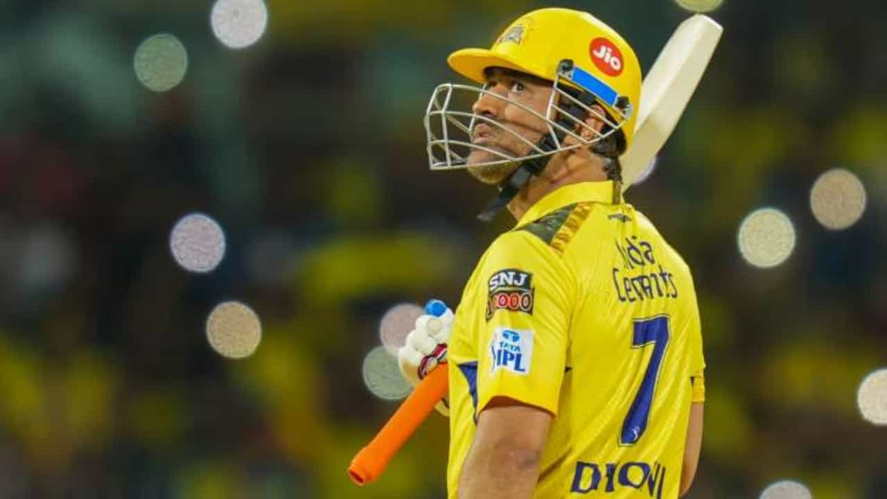 ಐಪಿಎಲ್ನಲ್ಲಿ ಅತಿ ಹೆಚ್ಚು ಸ್ಟ್ರೈಕ್ ರೇಟ್ನೊಂದಿಗೆ ಬ್ಯಾಟ್ ಬೀಸಿದ ಆಟಗಾರರ ಬಗ್ಗೆ ಹೇಳ ಹೊರಟರೆ, ಸಾಮಾನ್ಯವಾಗಿ ಎಲ್ಲರೂ ವಿದೇಶಿ ಆಟಗಾರರ ಕಡೆ ಬೆರಳು ಮಾಡುವುದು ಹೆಚ್ಚು. ಆದರೆ ಈ ಆವೃತ್ತಿಯಲ್ಲಿ ಕಥೆಯೇ ಬೇರೆಯದ್ದಾಗಿದೆ. ಯುವಕರನ್ನು ನಾಚಿಸುವಂತಹ ಪ್ರದರ್ಶನ ನೀಡಿರುವ 41 ವರ್ಷದ ಧೋನಿ ಈ ಬಾರಿ ಐಪಿಎಲ್ನಲ್ಲಿ ಆಡಿರುವ ಕೆಲವೇ ಕೆಲವು ಪಂದ್ಯಗಳಲ್ಲಿ ತನ್ನ ಸಾಮಥ್ಯ್ರವನ್ನು ಮತ್ತೊಮ್ಮೆ ಸಾಭೀತು ಪಡಿಸಿದ್ದಾರೆ.
