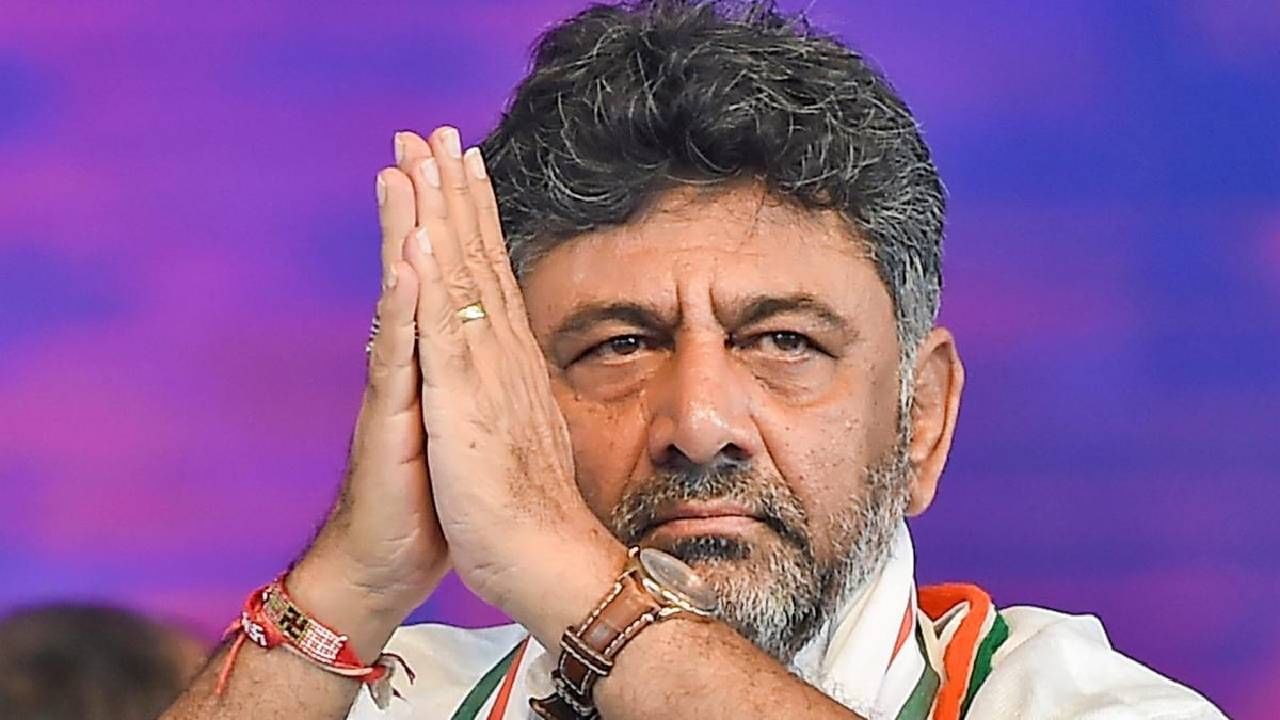 ಕಷ್ಟದಲ್ಲಿ ನನ್ನ ಪಾರು ಮಾಡಿದ ಅಜ್ಜಯ್ಯನಿಗೆ ಮೊದಲ ಭೇಟಿ; ಡಿಕೆ ಶಿವಕುಮಾರ್ ಕಷ್ಟದಲ್ಲಿ ನನ್ನ ಪಾರು ಮಾಡಿದ ಅಜ್ಜಯ್ಯನಿಗೆ ಮೊದಲ ಭೇಟಿ; ಡಿಕೆ ಶಿವಕುಮಾರ್