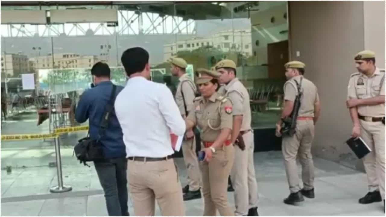 ಗ್ರೇಟರ್ ನೋಯ್ಡಾ; ಸ್ನೇಹಿತೆಯ ತಬ್ಬಿಕೊಂಡೇ ಗುಂಡಿಕ್ಕಿದ ವಿದ್ಯಾರ್ಥಿ, ವಿವಿ ಡೈನಿಂಗ್ ಹಾಲ್ನಲ್ಲಿ ಭೀಕರ ಕೊಲೆ ಗ್ರೇಟರ್ ನೋಯ್ಡಾ; ಸ್ನೇಹಿತೆಯ ತಬ್ಬಿಕೊಂಡೇ ಗುಂಡಿಕ್ಕಿದ ವಿದ್ಯಾರ್ಥಿ, ವಿವಿ ಡೈನಿಂಗ್ ಹಾಲ್ನಲ್ಲಿ ಭೀಕರ ಕೊಲೆ