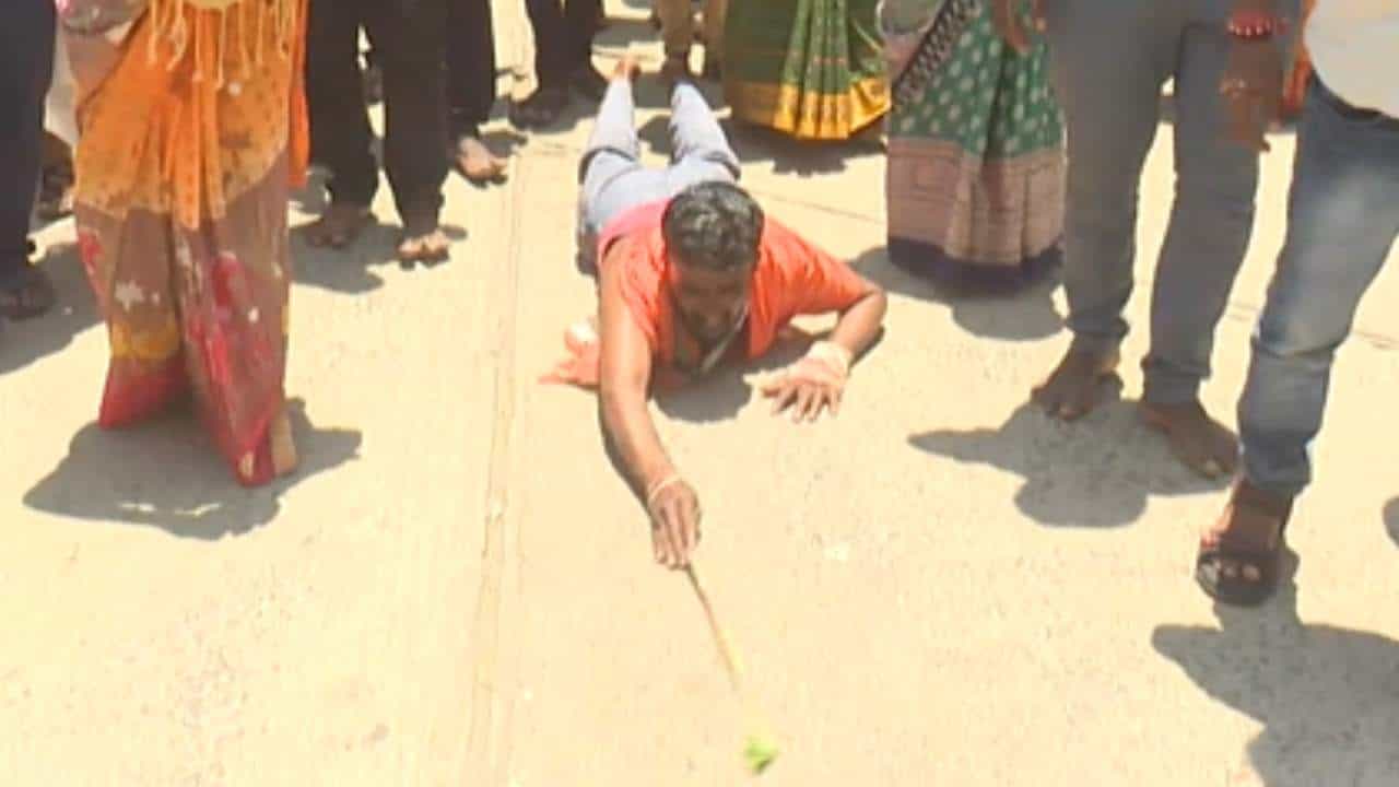 ಸಿದ್ದರಾಮಯ್ಯ ಸಿಎಂ ಆಗಲಿ ಎಂದು 40 ಕಿಮೀ ದೀರ್ಘ ದಂಡ ನಮಸ್ಕಾರ: ನೆಚ್ಚಿನ ನಾಯಕರ ಅಧಿಕಾರಕ್ಕಾಗಿ ಅಭಿಮಾನಿಗಳ ವಿಭಿನ್ನ ಹರಕೆ ಸಿದ್ದರಾಮಯ್ಯ ಸಿಎಂ ಆಗಲಿ ಎಂದು 40 ಕಿಮೀ ದೀರ್ಘ ದಂಡ ನಮಸ್ಕಾರ: ನೆಚ್ಚಿನ ನಾಯಕರ ಅಧಿಕಾರಕ್ಕಾಗಿ ಅಭಿಮಾನಿಗಳ ವಿಭಿನ್ನ ಹರಕೆ