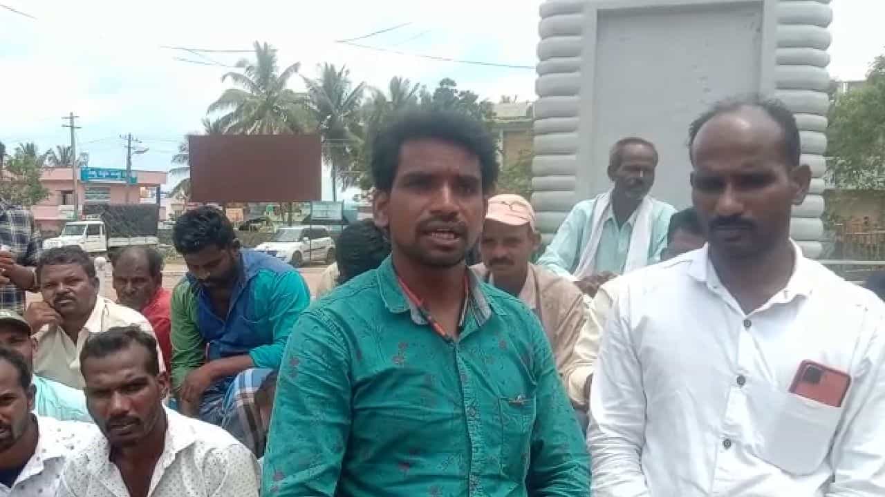 ಹಾಸನ: ಗ್ರಾಮದಲ್ಲಿ ಪ್ರತ್ಯೇಕ ಮತಗಟ್ಟೆ ತೆರೆಯುವಂತೆ ಒತ್ತಾಯಿಸಿ ಪ್ರತಿಭಟನೆಗಿಳಿದ ನಿವಾಸಿಗಳು ಹಾಸನ: ಗ್ರಾಮದಲ್ಲಿ ಪ್ರತ್ಯೇಕ ಮತಗಟ್ಟೆ ತೆರೆಯುವಂತೆ ಒತ್ತಾಯಿಸಿ ಪ್ರತಿಭಟನೆಗಿಳಿದ ನಿವಾಸಿಗಳು