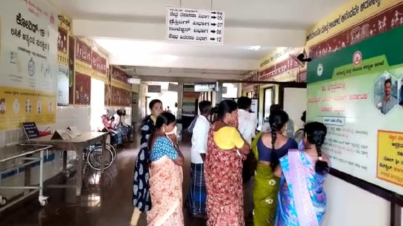ಹಾವೇರಿ: 50 ಜನರಿಗೆ ಫುಡ್ ಪಾಯ್ಸನ್, ಚಿಕಿತ್ಸೆಗೆ ನಿರ್ಲಕ್ಷ್ಯ ತೋರಿದ್ದ ರಟ್ಟಿಹಳ್ಳಿ ಸರ್ಕಾರಿ ಆಸ್ಪತ್ರೆ ವೈದ್ಯಾಧಿಕಾರಿ ಅಮಾನತು ಹಾವೇರಿ: 50 ಜನರಿಗೆ ಫುಡ್ ಪಾಯ್ಸನ್, ಚಿಕಿತ್ಸೆಗೆ ನಿರ್ಲಕ್ಷ್ಯ ತೋರಿದ್ದ ರಟ್ಟಿಹಳ್ಳಿ ಸರ್ಕಾರಿ ಆಸ್ಪತ್ರೆ ವೈದ್ಯಾಧಿಕಾರಿ ಅಮಾನತು