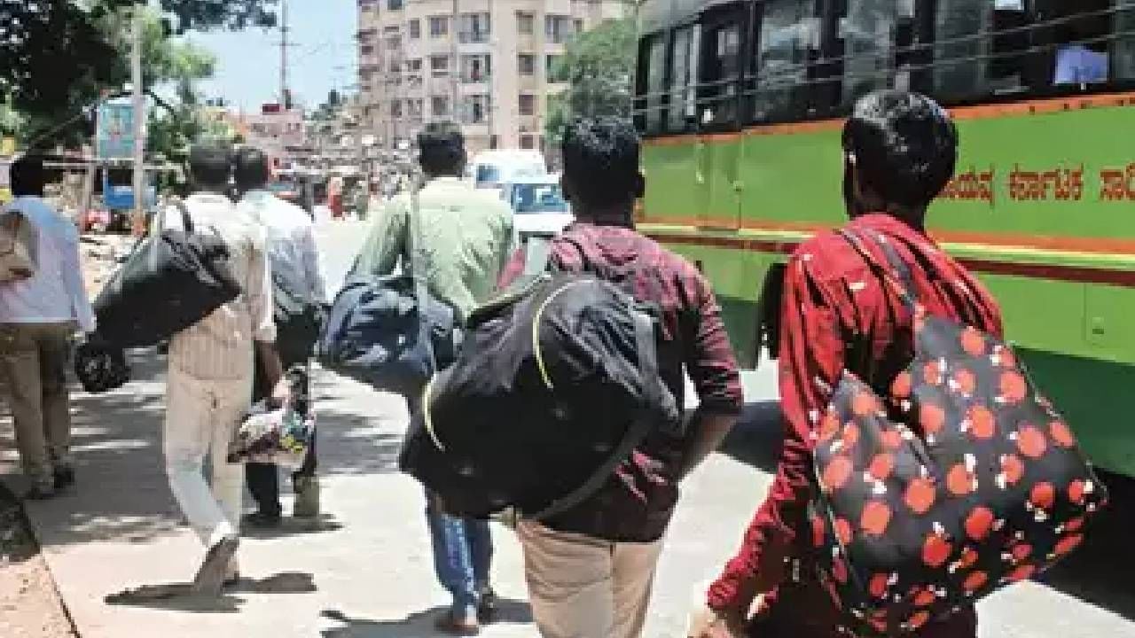 ಹುಬ್ಬಳ್ಳಿ: ನಗರದ ಬಹುತೇಕೆ ಕೆಲಸಗಳು ಸ್ಥಗಿತ; ಪಕ್ಷಗಳ ಪ್ರಚಾರಕ್ಕೆ ದಿನಗೂಲಿ ಕಾರ್ಮಿಕರ ಬಳಕೆ ಹುಬ್ಬಳ್ಳಿ: ನಗರದ ಬಹುತೇಕೆ ಕೆಲಸಗಳು ಸ್ಥಗಿತ; ಪಕ್ಷಗಳ ಪ್ರಚಾರಕ್ಕೆ ದಿನಗೂಲಿ ಕಾರ್ಮಿಕರ ಬಳಕೆ
