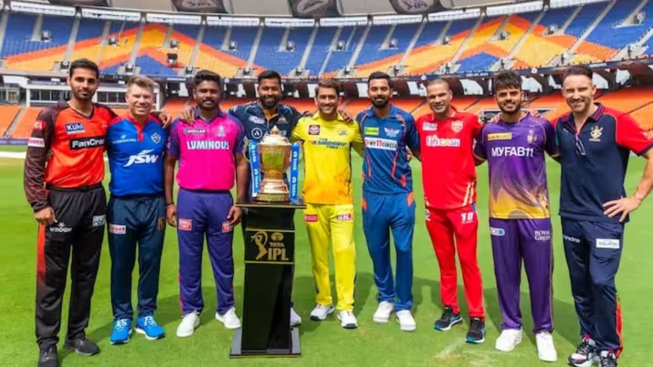 ಇಂಡಿಯನ್ ಪ್ರೀಮಿಯರ್ ಲೀಗ್ನ 16 ನೇ ಸೀಸನ್ ಅರ್ಧ ಪ್ರಯಾಣ ಮುಗಿಸಿದ್ದು, ಪ್ಲೇಆಫ್ಗಾಗಿ ಇನ್ನೂ 7 ತಂಡಗಳ ನಡುವೆ ನಿಕಟ ಹೋರಾಟವಿದೆ. ಯಾವ ನಾಲ್ಕು ತಂಡಗಳು ಪ್ಲೇಆಫ್ ತಲುಪುತ್ತವೆ ಎಂದು ಹೇಳುವುದು ಇನ್ನೂ ಕಷ್ಟ. ಏತನ್ಮಧ್ಯೆ, ಐಪಿಎಲ್ನಲ್ಲಿ ಕಾಮೆಂಟರಿ ಮಾಡುತ್ತಿರುವ ಹರ್ಭಜನ್ ಸಿಂಗ್ ಈ ವಿಷಯದ ಬಗ್ಗೆ ತಮ್ಮ ಅಭಿಪ್ರಾಯವನ್ನು ನೀಡಿದ್ದಾರೆ.