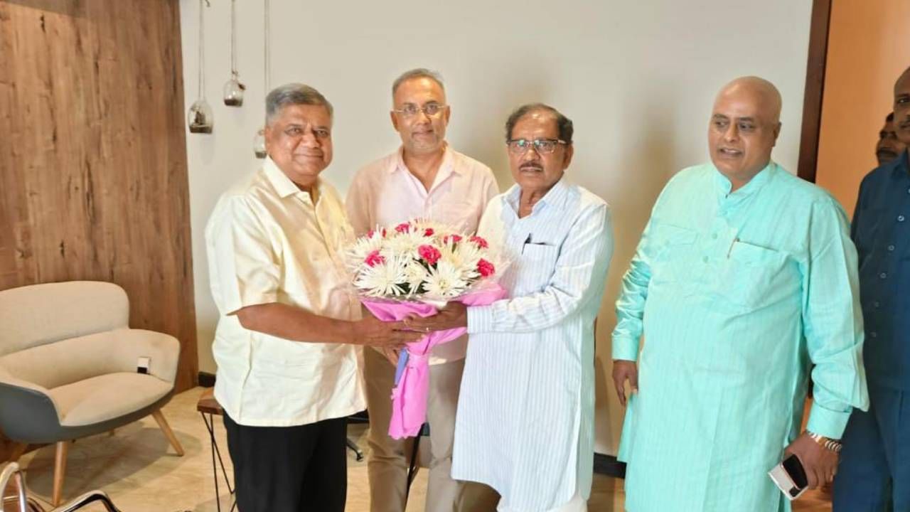 ಜಗದೀಶ್ ಶೆಟ್ಟರ ಮನೆಗೆ ಪರಮೇಶ್ವರ್, ದಿನೇಶ್ ಗುಂಡೂರಾವ್ ಭೇಟಿ: ಸೌಹಾರ್ದ ಭೇಟಿ ಎಂದ ಮಾಜಿ ಸಿಎಂ ಜಗದೀಶ್ ಶೆಟ್ಟರ ಮನೆಗೆ ಪರಮೇಶ್ವರ್, ದಿನೇಶ್ ಗುಂಡೂರಾವ್ ಭೇಟಿ: ಸೌಹಾರ್ದ ಭೇಟಿ ಎಂದ ಮಾಜಿ ಸಿಎಂ