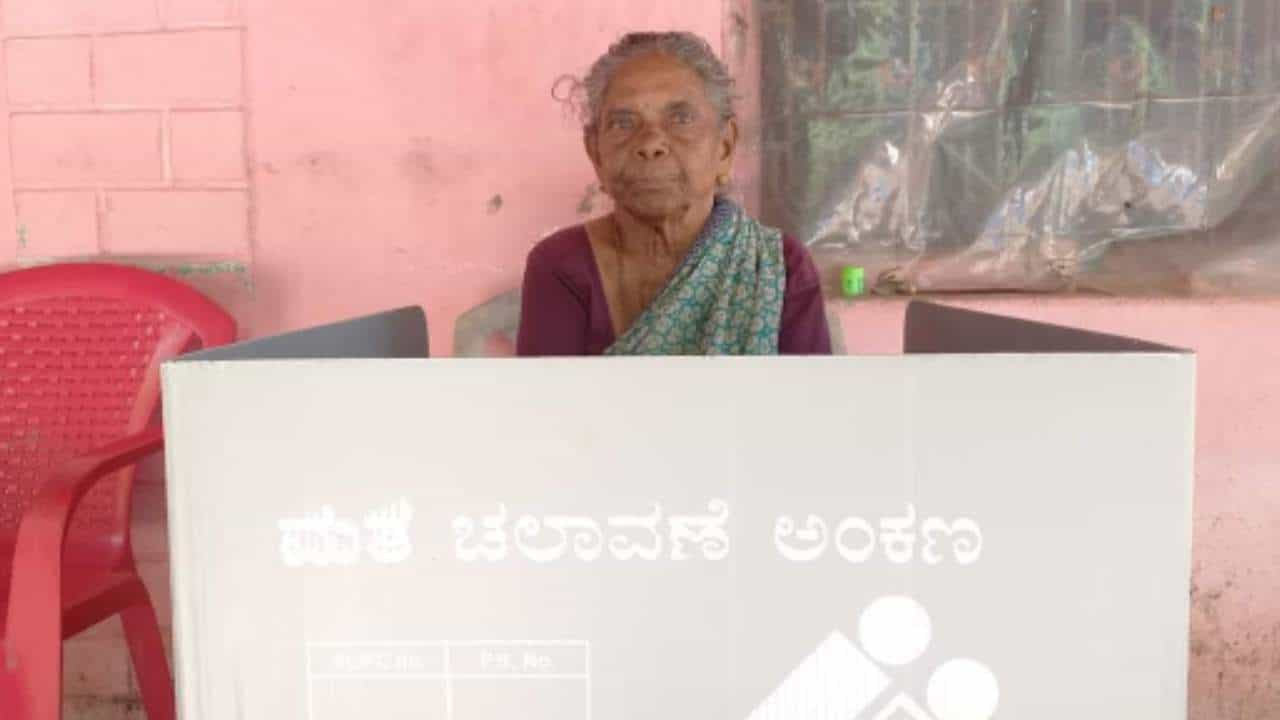 ಸಾರ್ವತ್ರಿಕ ಚುನಾವಣೆ 2023ರ ಅಂಗವಾಗಿ ಕೇಂದ್ರ ಚುನಾವಣಾ ಆಯೋಗ, ಇದೇ ಮೊದಲ ಬಾರಿಗೆ ಕರ್ನಾಟಕದಲ್ಲಿ ದಿವ್ಯಾಂಗರು ಮತ್ತು 80 ವರ್ಷ ಮೇಲ್ಪಟ್ಟವರಿಗೆ
ಮನೆಯಿಂದಲೇ ಮತದಾನ ಮಾಡುವುದಕ್ಕೆ ಅವಕಾಶ ನೀಡಿದೆ.