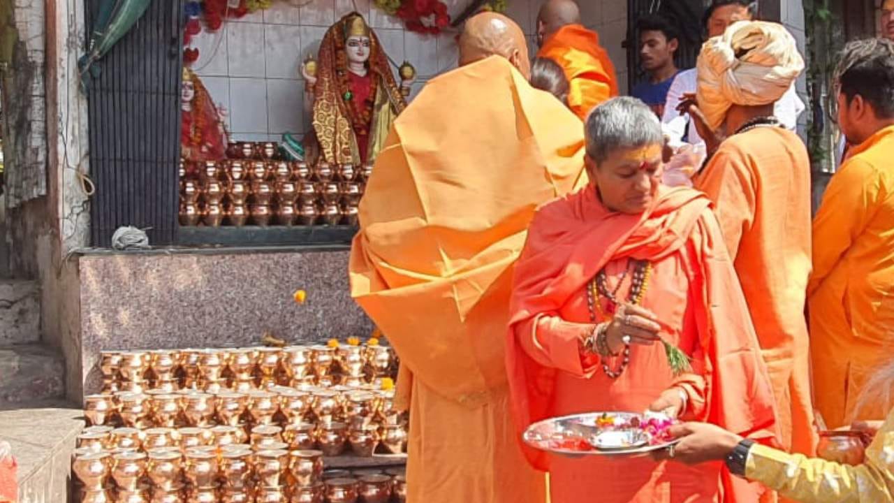 ಯಾತ್ರೆಯ ಕೊನೆಯಲ್ಲಿ, ಪವಿತ್ರ ಗಂಗಾ ನದಿಯಿಂದ 1008 ಕಲಶ ನೀರನ್ನು
ಬಳಸಿಕೊಂಡು ಅಭಿಷೇಕವನ್ನು ಮಾಡುತ್ತೇವೆ. ಈ ಕಾಶಿ ಯಾತ್ರೆ ಎಲ್ಲರಲ್ಲಿ
ಶಾಂತಿ ಮೂಡಿಸಲಿ, ಒಗ್ಗಟ್ಟಿನ ಬಂಧಗಳನ್ನು ಬೆಳೆಯಲಿ ಎಂದು
ಅವಧೂತ್ ಅರುಣ್ ಗುರು ಜಿ ಮಹಾರಾಜ್ ಹೇಳಿದ್ದಾರೆ.