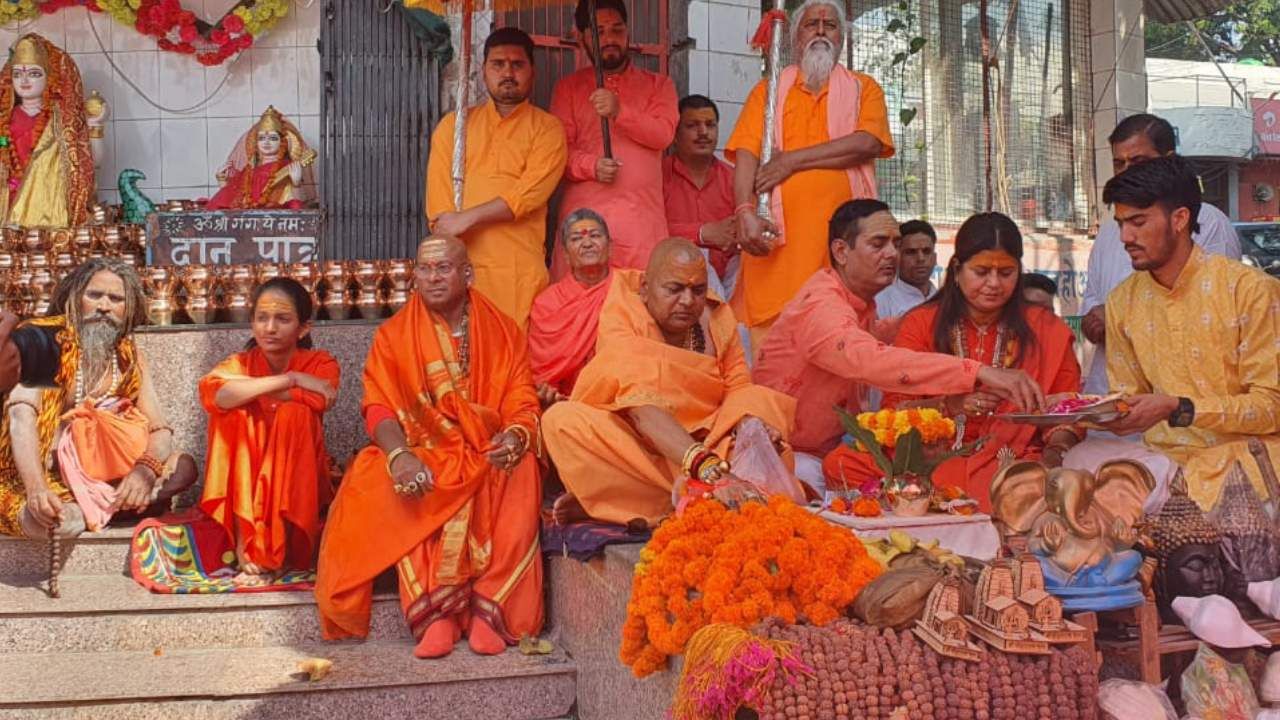 ರಿಷಿಕೇಶ್ ಮೂಲದ ಜುನಾ ಅಖಾರಾದ ಮಹಾಮಂಡಲೇಶ್ವರ ಅವಧೂತ್
ಅರುಣ್ ಗುರು ಜಿ ಮಹಾರಾಜ್ ಮತ್ತು 1008 ಅನಂತ ವಿಭೂಷಿತ್ ಸ್ವಾಮಿ ಶ್ರೀ ನಾರಾಯಣ್ ನನಾದ್ ಗಿರಿಜಿ ಮಹಾರಾಜ್ ಜಿ ನೇತೃತ್ವದಲ್ಲಿ ಕಾಶಿ ಯಾತ್ರೆಯನ್ನು ಕೈಗೊಳ್ಳಲಾಗಿದೆ.