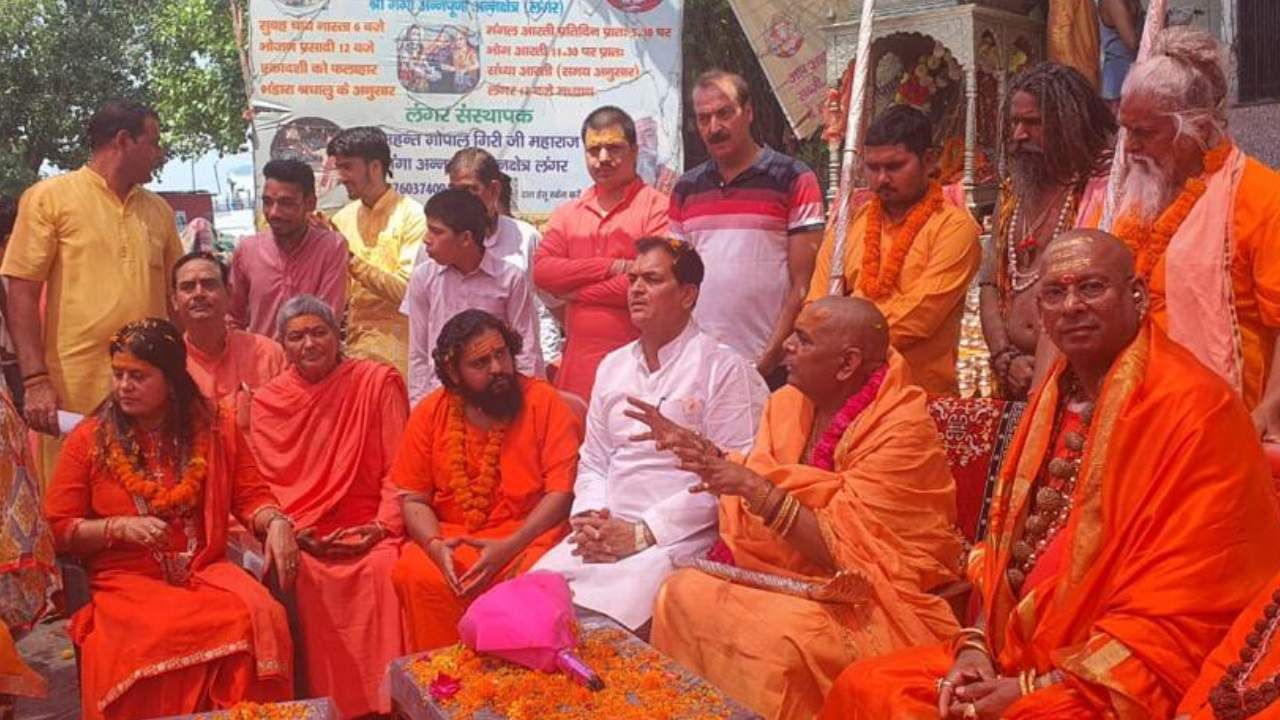 ಅಭಿವೃದ್ಧಿ ಪ್ರಾಧಿಕಾರ ಸಚಿವ ಪ್ರೇಮ್ ಚಂದ್ ಅಗರ್ ವಾಲ್ ಮತ್ತು
ಮೇಯರ್ ಅನಿತಾ ಮಾಮ ಗೈನ್ ಅವರು ಯಾತ್ರೆಗೆ ಕೈಜೋಡಿಸಿದ್ದು, ದಾರಿಯುದ್ದಕ್ಕೂ
100,008 ಮರಗಳನ್ನು ನೆಡಲು ಸಹಕರಿಸಿದ್ದಾರೆ.