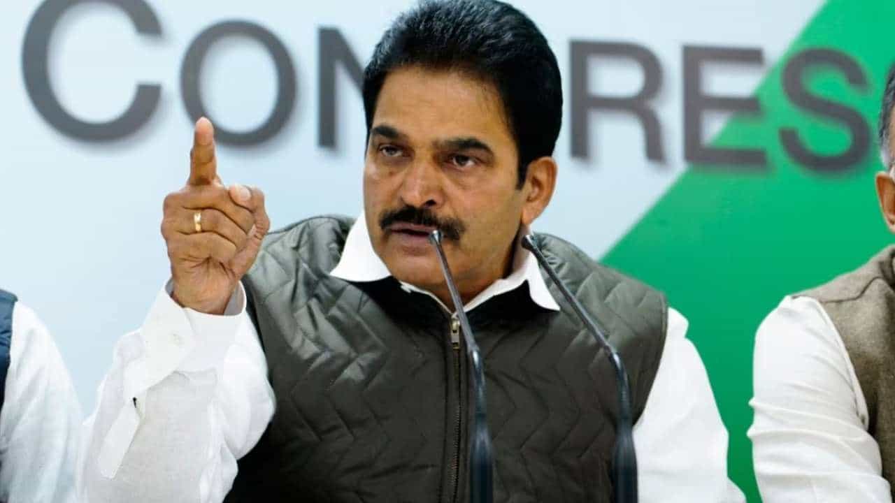 AICC Press Conference: ಸಿದ್ದರಾಮಯ್ಯ, ಡಿಕೆಶಿ ಇಬ್ಬರೂ ಸಿಎಂ ಆಗಲು ಸಮರ್ಥರು, ಅದರೆ ಒಬ್ಬರಿಗೇ ಅವಕಾಶ; ಇದು ಅಧ್ಯಕ್ಷರ ನಿರ್ಧಾರ ಎಂದ ಕಾಂಗ್ರೆಸ್ AICC Press Conference: ಸಿದ್ದರಾಮಯ್ಯ, ಡಿಕೆಶಿ ಇಬ್ಬರೂ ಸಿಎಂ ಆಗಲು ಸಮರ್ಥರು, ಅದರೆ ಒಬ್ಬರಿಗೇ ಅವಕಾಶ; ಇದು ಅಧ್ಯಕ್ಷರ ನಿರ್ಧಾರ ಎಂದ ಕಾಂಗ್ರೆಸ್