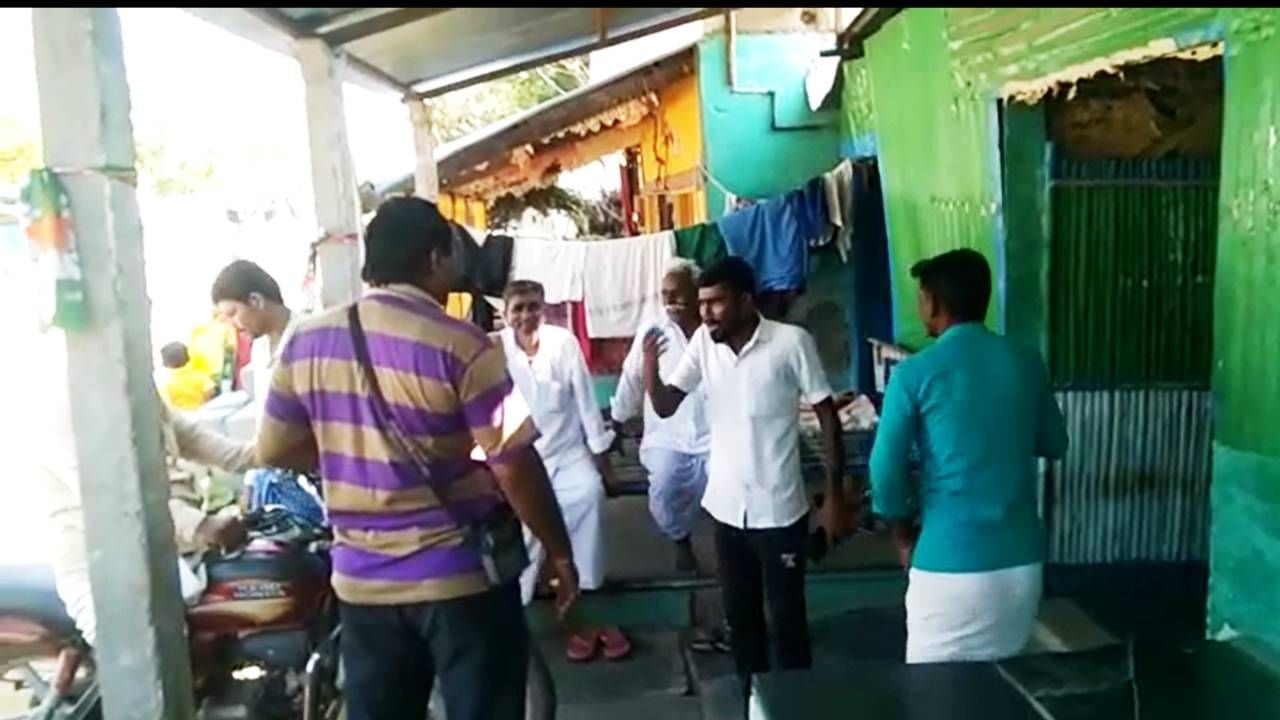ಕಾಂಗ್ರೆಸ್ ಗೆದ್ದಿರುವುದರಿಂದ ಕರೆಂಟ್ ಬಿಲ್ ಕಟ್ಟಲ್ಲ: ವಿದ್ಯುತ್ ಬಿಲ್ ನೀಡಲು ಬಂದ ಸಿಬ್ಬಂದಿಗೆ ಗ್ರಾಮಸ್ಥರಿಂದ ತರಾಟೆ ಕಾಂಗ್ರೆಸ್ ಗೆದ್ದಿರುವುದರಿಂದ ಕರೆಂಟ್ ಬಿಲ್ ಕಟ್ಟಲ್ಲ: ವಿದ್ಯುತ್ ಬಿಲ್ ನೀಡಲು ಬಂದ ಸಿಬ್ಬಂದಿಗೆ ಗ್ರಾಮಸ್ಥರಿಂದ ತರಾಟೆ