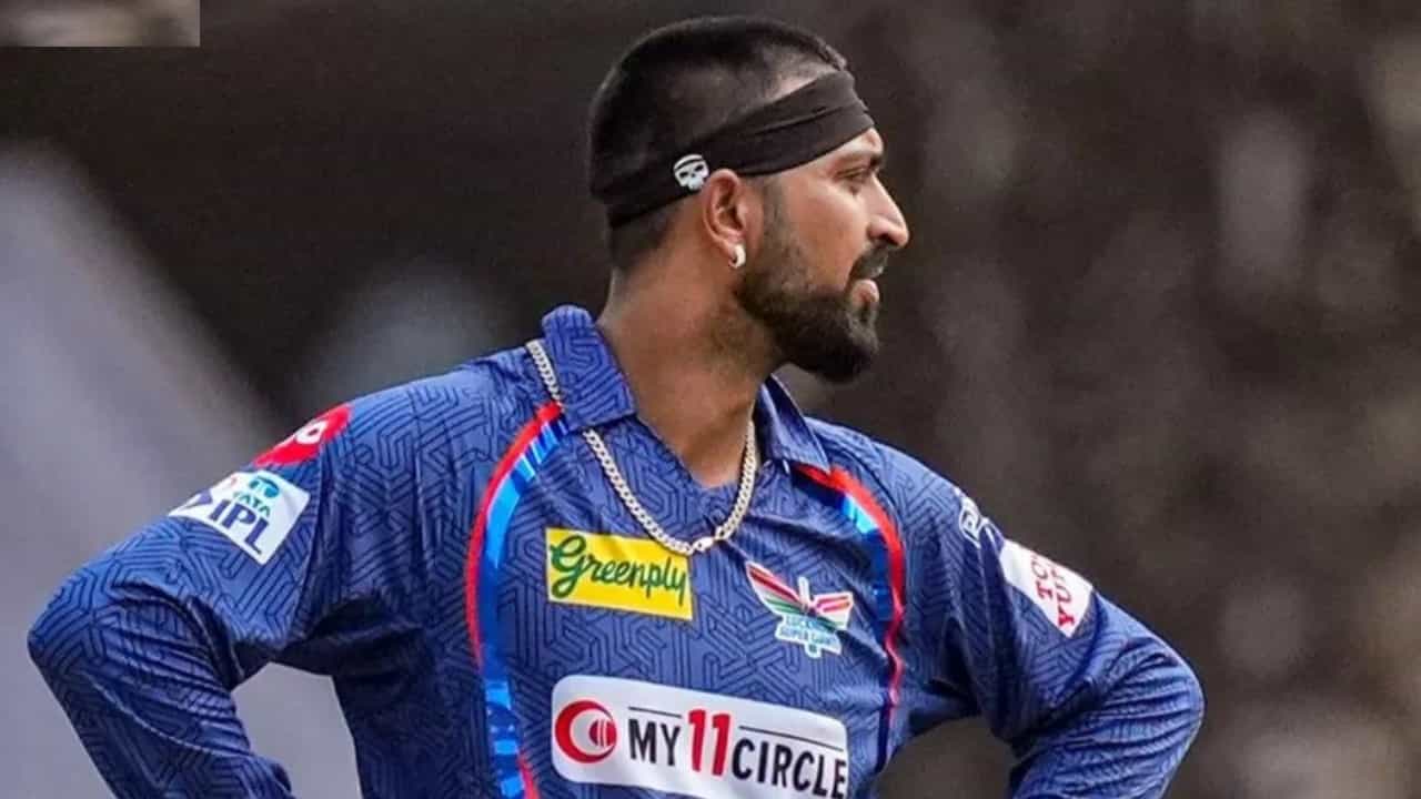 ಕಳೆದ ಪಂದ್ಯದಲ್ಲಿ ರಾಯಲ್ ಚಾಲೆಂಜರ್ಸ್ ಬೆಂಗಳೂರು ವಿರುದ್ಧ ಫೀಲ್ಡಿಂಗ್ ಮಾಡುವಾಗ ಕೆಎಲ್ ರಾಹುಲ್ ಗಾಯಗೊಂಡಿದ್ದರಿಂದಾಗಿ ಚೆನ್ನೈ ಸೂಪರ್ ಕಿಂಗ್ಸ್ ವಿರುದ್ಧದ ಪಂದ್ಯಕ್ಕೆ ಲಕ್ನೋ ತಂಡದ ನಾಯಕತ್ವವಹಿಸಿಕೊಂಡಿದ್ದ ಆಲ್ರೌಂಡರ್ ಕೃನಾಲ್ ಪಾಂಡ್ಯ ನಾಯಕತ್ವದ ಮೊದಲ ಪಂದ್ಯದಲ್ಲೇ ಯಾರಿಗೂ ಬೇಡವಾದ ದಾಖಲೆಯನ್ನು ತನ್ನ ಖಾತೆಗೆ ಹಾಕಿಕೊಂಡಿದ್ದಾರೆ.