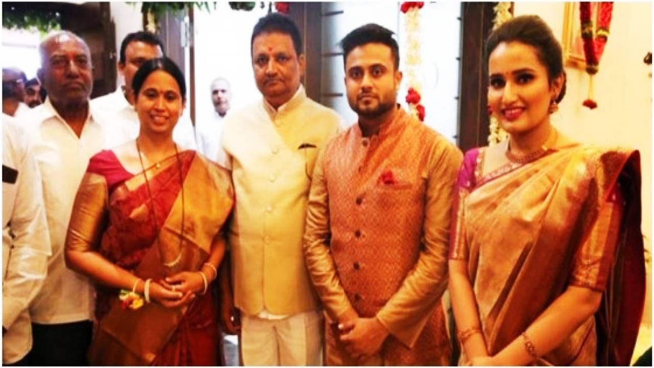 ಬೆಳಗಾವಿ ಗ್ರಾಮೀಣ ಶಾಸಕಿ ಲಕ್ಷ್ಮೀ ಹೆಬ್ಬಾಳ್ಕರ್ಗೆ ಡಬಲ್ ಖುಷಿ; ಸಚಿವ ಸ್ಥಾನ ದಕ್ಕಿದ ದಿನವೇ ಅಜ್ಜಿಯಾದ ಶಾಸಕಿ ಲಕ್ಷ್ಮೀ ಹೆಬ್ಬಾಳ್ಕರ್ ಬೆಳಗಾವಿ ಗ್ರಾಮೀಣ ಶಾಸಕಿ ಲಕ್ಷ್ಮೀ ಹೆಬ್ಬಾಳ್ಕರ್ಗೆ ಡಬಲ್ ಖುಷಿ; ಸಚಿವ ಸ್ಥಾನ ದಕ್ಕಿದ ದಿನವೇ ಅಜ್ಜಿಯಾದ ಶಾಸಕಿ ಲಕ್ಷ್ಮೀ ಹೆಬ್ಬಾಳ್ಕರ್