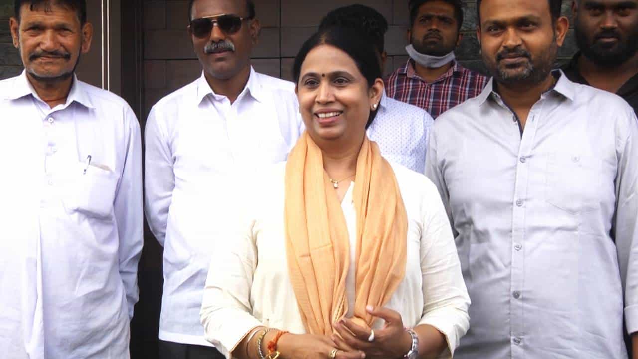 Belagavi News: ಗೋಕಾಕ್ ಸಾಹುಕಾರ್ಗೆ ಸೆಡ್ಡು ಹೊಡೆದು ಮಿನಿಸ್ಟರ್ ಆದ ಲಕ್ಷ್ಮೀ ಹೆಬ್ಬಾಳ್ಕರ್ Belagavi News: ಗೋಕಾಕ್ ಸಾಹುಕಾರ್ಗೆ ಸೆಡ್ಡು ಹೊಡೆದು ಮಿನಿಸ್ಟರ್ ಆದ ಲಕ್ಷ್ಮೀ ಹೆಬ್ಬಾಳ್ಕರ್