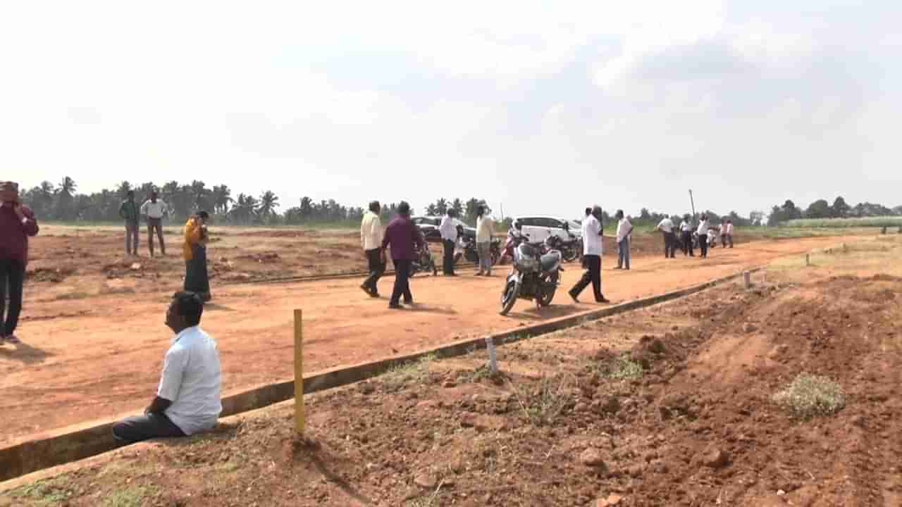 ಕೋಟಿ ಕೋಟಿ ಹಣ ನೀಡಿ 13 ವರ್ಷ ಕಳೆದರೂ ಸಿಕ್ಕಿಲ್ಲ ವಸತಿ ಭಾಗ್ಯ; ಅಂಬಿ ಆಪ್ತನ ವಿರುದ್ಧ ಪೊಲೀಸ್ ನಿವೃತ್ತ ಸಂಘದಿಂದ ಗಂಭೀರ ಆರೋಪ