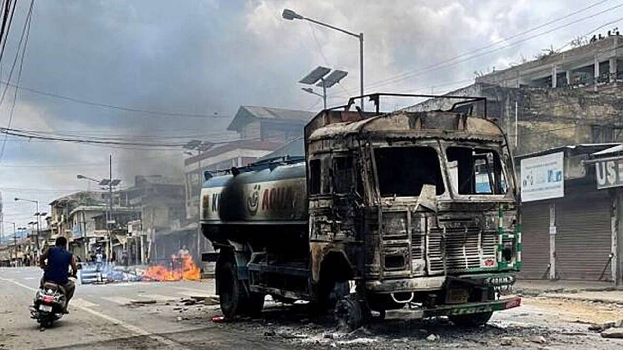 Manipur: ಮಣಿಪುರದಲ್ಲಿ ಕಮಾಂಡೋ ಕಾರ್ಯಾಚರಣೆ; ಕೆಲವೇ ಗಂಟೆಯಲ್ಲಿ 40 ಮಂದಿ ಎನ್ಕೌಂಟರ್ Manipur: ಮಣಿಪುರದಲ್ಲಿ ಕಮಾಂಡೋ ಕಾರ್ಯಾಚರಣೆ; ಕೆಲವೇ ಗಂಟೆಯಲ್ಲಿ 40 ಮಂದಿ ಎನ್ಕೌಂಟರ್