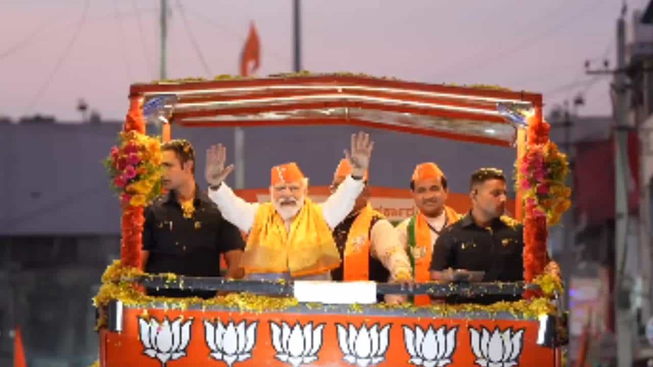 ರಾಜ್ಯದಲ್ಲಿ ವಿಧಾನಸಭಾ ಚುನಾವಣೆಯ ಕಾವು ದಿನದಿಂದ ದಿನಕ್ಕೆ ಹೆಚ್ಚಾಗುತ್ತಿದೆ.
ಬಿಜೆಪಿಯ ಕೇಂದ್ರ ನಾಯಕರು ರಾಜ್ಯ ಬಿಜೆಪಿ ನಾಯಕರ ಪರ ಪ್ರಚಾರದಲ್ಲಿ ಪ್ರಧಾನಿ ನರೇಂದ್ರ
ಮೋದಿ ತೊಡಗಿದ್ದಾರೆ.