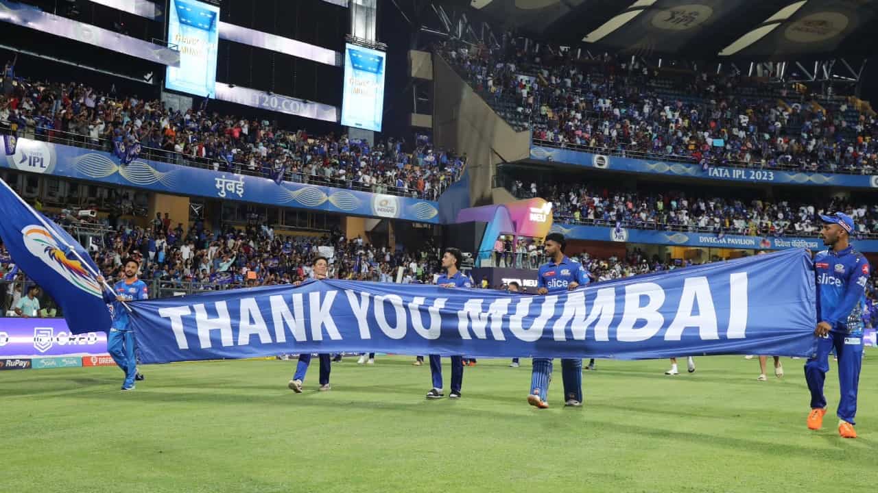 ಸನ್ರೈಸರ್ಸ್ ಹೈದರಾಬಾದ್ ತಂಡವನ್ನು 8 ವಿಕೆಟ್ಗಳಿಂದ ಹೀನಾಯವಾಗಿ ಮಣಿಸಿದ ಮುಂಬೈ ಇಂಡಿಯನ್ಸ್ ತಂಡ ಇತ್ತ ಆರ್ಸಿಬಿ ಸೋಲಿನ ಲಾಭ ಪಡೆದು ಪ್ಲೇ ಆಫ್ಗೆ ಎಂಟ್ರಿಕೊಟ್ಟಿದೆ. ಈ ಆವೃತ್ತಿಯಲ್ಲಿ ಮುಂಬೈ ಪ್ಲೇ ಆಫ್ಗೆ ಏರಬೇಕಿದ್ದರೆ, ಗುಜರಾತ್ ವಿರುದ್ಧ ಆರ್ಸಿಬಿ ಸೋಲಲೇಬೇಕಿತ್ತು. ಮುಂಬೈ ನಿರೀಕ್ಷೆಯಂತೆ ಆರ್ಸಿಬಿ ಸೋಲು ಮುಂಬೈಗೆ ಪ್ಲೇ ಆಫ್ ಟಿಕೆಟ್ ಅನ್ನು ಖಚಿತಪಡಿಸಿದೆ.