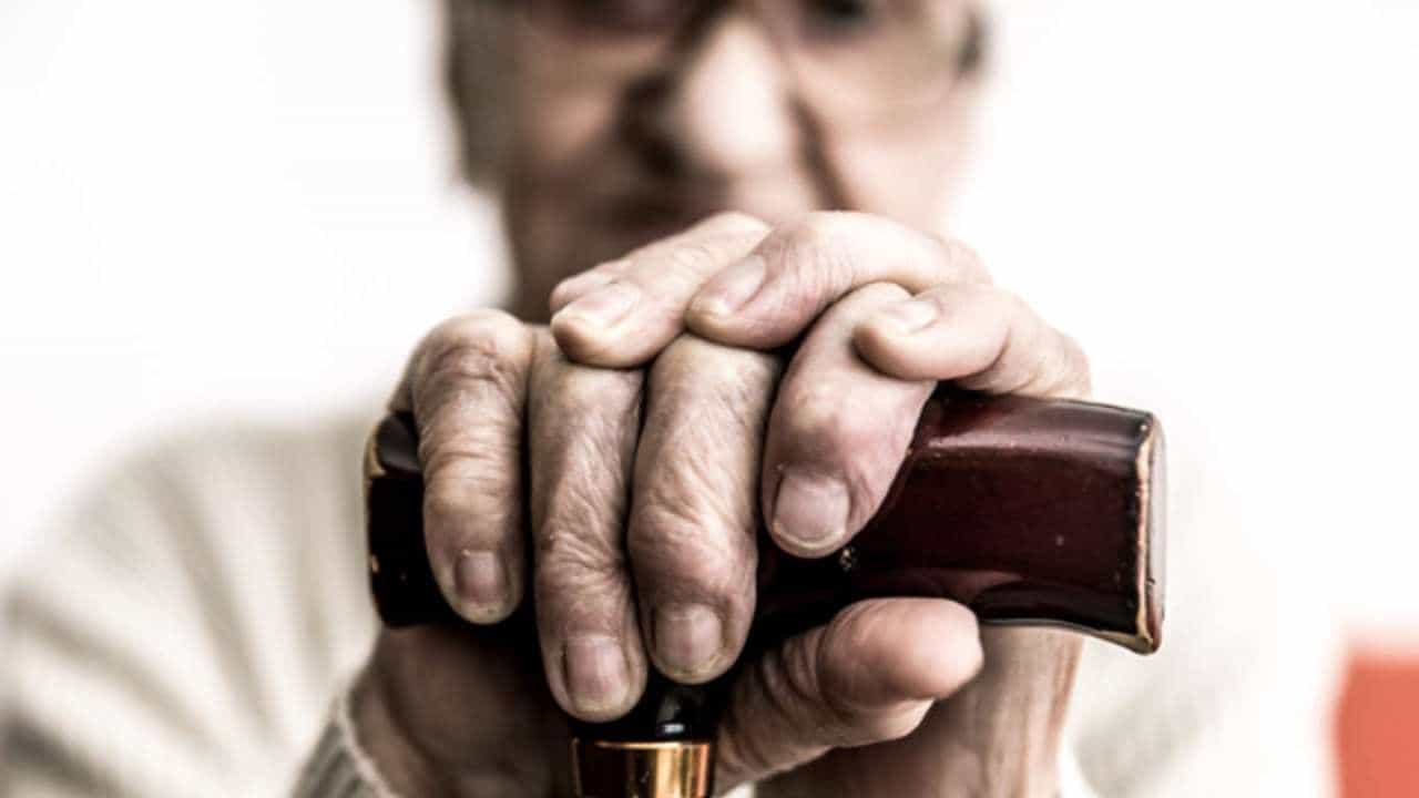 Old Man's Story: ಒಬ್ಬ ಮಗ ಐಎಎಸ್, ಇನ್ನೊಬ್ಬ ಬ್ಯುಸಿನೆಸ್; ವೃದ್ಧಾಶ್ರಮಕ್ಕೆ ಬಂದು ಕಣ್ಣೀರಿಟ್ಟ ವೃದ್ಧ; ಕರುಳುಹಿಂಡುತ್ತದೆ ಇವರ ಕಥೆ Old Man's Story: ಒಬ್ಬ ಮಗ ಐಎಎಸ್, ಇನ್ನೊಬ್ಬ ಬ್ಯುಸಿನೆಸ್; ವೃದ್ಧಾಶ್ರಮಕ್ಕೆ ಬಂದು ಕಣ್ಣೀರಿಟ್ಟ ವೃದ್ಧ; ಕರುಳುಹಿಂಡುತ್ತದೆ ಇವರ ಕಥೆ