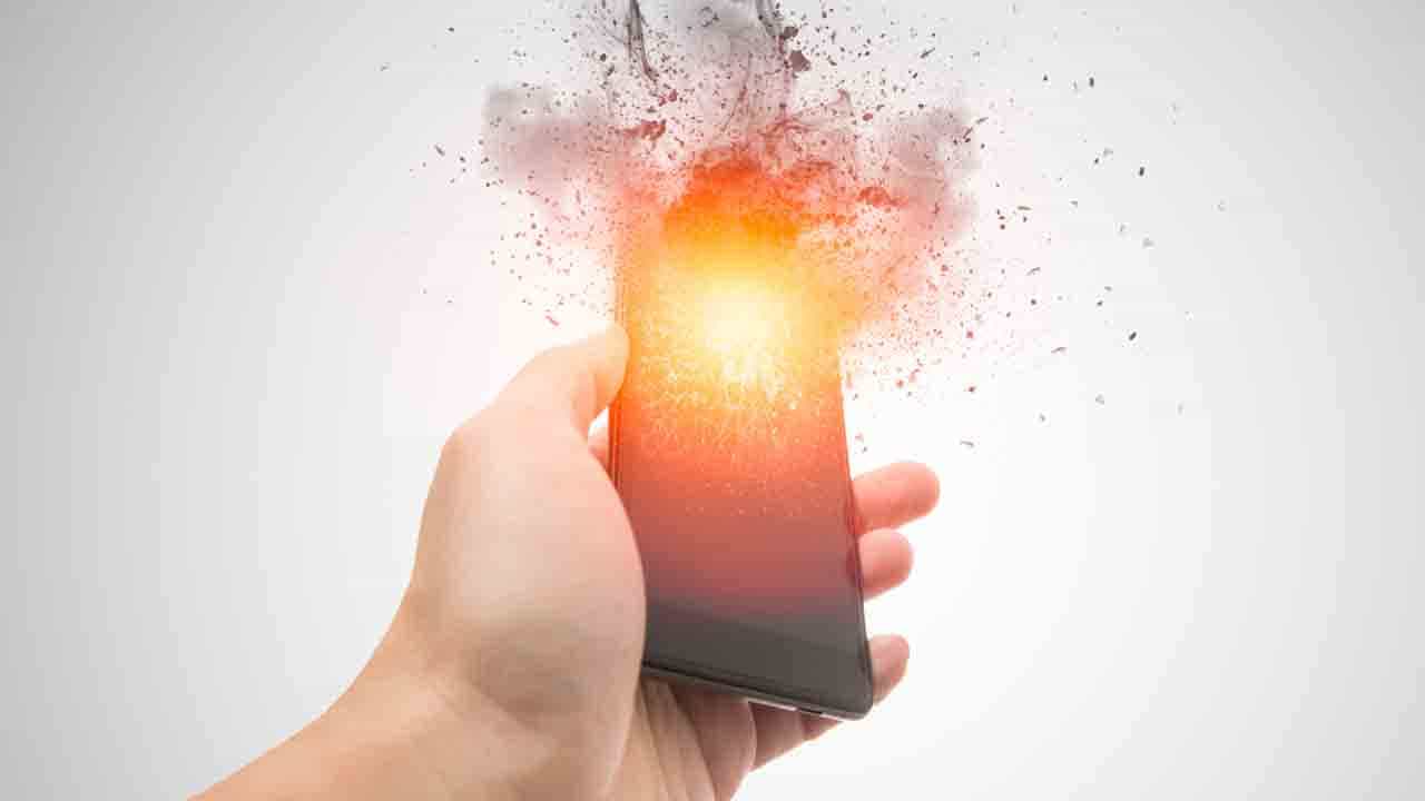 Tech Tips: ಬೇಸಿಗೆ ಬಿಸಿಲಿಗೆ ಬ್ಲಾಸ್ಟ್ ಆಗುತ್ತಿದೆ ಸ್ಮಾರ್ಟ್ಫೋನ್ಗಳು: ನಿರ್ಲಕ್ಷಿಸದಿರಿ Tech Tips: ಬೇಸಿಗೆ ಬಿಸಿಲಿಗೆ ಬ್ಲಾಸ್ಟ್ ಆಗುತ್ತಿದೆ ಸ್ಮಾರ್ಟ್ಫೋನ್ಗಳು: ನಿರ್ಲಕ್ಷಿಸದಿರಿ