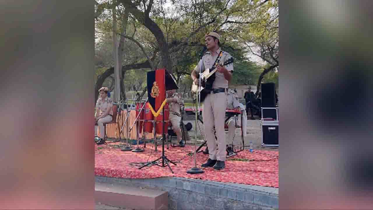 'ಪ್ಯಾರ್ ದಿವಾನಾ ಹೋತಾ ಹೈ’ ದೆಹಲಿ ಪೊಲೀಸ್ ಹಾಡಿಗೆ ನೆಟ್ಟಿಗರು ಫಿದಾ 'ಪ್ಯಾರ್ ದಿವಾನಾ ಹೋತಾ ಹೈ’ ದೆಹಲಿ ಪೊಲೀಸ್ ಹಾಡಿಗೆ ನೆಟ್ಟಿಗರು ಫಿದಾ
