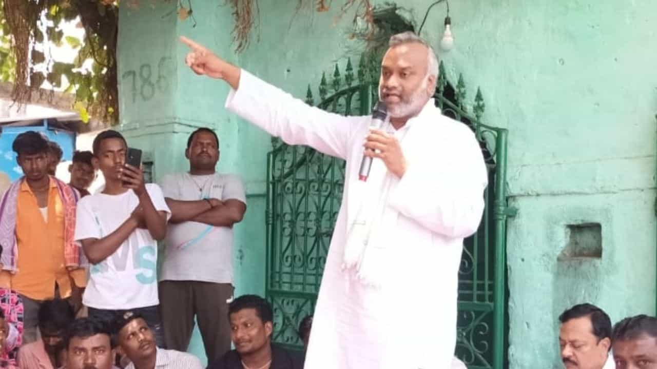 ಕಾಂಗ್ರೆಸ್​ನಲ್ಲಿ ಸಕ್ರಿಯರಾದ್ರೆ ತೊಂದ್ರೆ ಕೊಡ್ತೇವೆ ಎನ್ನುವ ಸಂದೇಶ ನೀಡಲು ಅರವಿಂದ್​ ಚೌಹಾಣ್ ಮನೆ ಮೇಲೆ ಐಟಿ ದಾಳಿ: ಪ್ರಿಯಾಂಕ್ ಖರ್ಗೆ