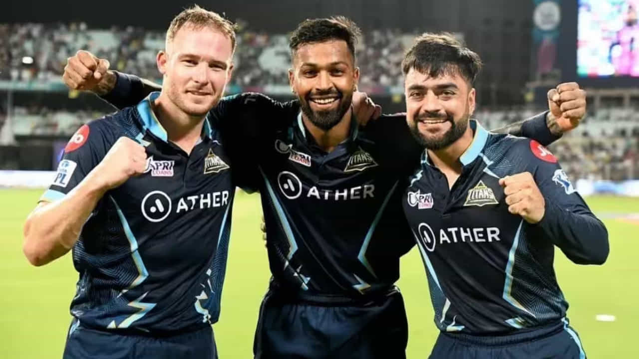 ಗುಜರಾತ್ ಪರ ಆಲ್ರೌಂಡರ್ ಪ್ರದರ್ಶನ ನೀಡಿರುವ ರಶೀದ್ ಖಾನ್ ಬ್ಯಾಟಿಂಗ್ ಹಾಗೂ ಬೌಲಿಂಗ್ ಎರಡರಲ್ಲೂ ತಂಡಕ್ಕೆ ನೆರವಾಗಿದ್ದಾರೆ. ಅಲ್ಲದೆ ಈ ಸೀಸನ್ನಲ್ಲಿ 27 ವಿಕೆಟ್ ಉರುಳಿಸಿರುವ ರಶೀದ್ ಪರ್ಪಲ್ ಕ್ಯಾಪ್ ರೇಸ್ನಲ್ಲೂ ಇದ್ದಾರೆ. ಇದರೊಂದಿಗೆ ಈ ಫೈನಲ್ ಪಂದ್ಯದಲ್ಲಿ ಇನ್ನೊಂದು ವಿಕೆಟ್ ಉರುಳಿಸಿದರೆ ರಶೀದ್ ಐಪಿಎಲ್ ಇತಿಹಾಸದಲ್ಲಿ ದಾಖಲೆ ಸೃಷ್ಟಿಸಲಿದ್ದಾರೆ.
