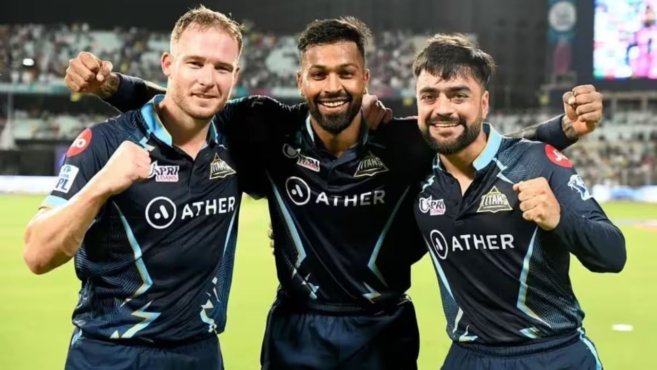 ಗುಜರಾತ್ ಪರ ಆಲ್ರೌಂಡರ್ ಪ್ರದರ್ಶನ ನೀಡಿರುವ ರಶೀದ್ ಖಾನ್ ಬ್ಯಾಟಿಂಗ್ ಹಾಗೂ ಬೌಲಿಂಗ್ ಎರಡರಲ್ಲೂ ತಂಡಕ್ಕೆ ನೆರವಾಗಿದ್ದಾರೆ. ಅಲ್ಲದೆ ಈ ಸೀಸನ್ನಲ್ಲಿ 27 ವಿಕೆಟ್ ಉರುಳಿಸಿರುವ ರಶೀದ್ ಪರ್ಪಲ್ ಕ್ಯಾಪ್ ರೇಸ್ನಲ್ಲೂ ಇದ್ದಾರೆ. ಇದರೊಂದಿಗೆ ಈ ಫೈನಲ್ ಪಂದ್ಯದಲ್ಲಿ ಇನ್ನೊಂದು ವಿಕೆಟ್ ಉರುಳಿಸಿದರೆ ರಶೀದ್ ಐಪಿಎಲ್ ಇತಿಹಾಸದಲ್ಲಿ ದಾಖಲೆ ಸೃಷ್ಟಿಸಲಿದ್ದಾರೆ.