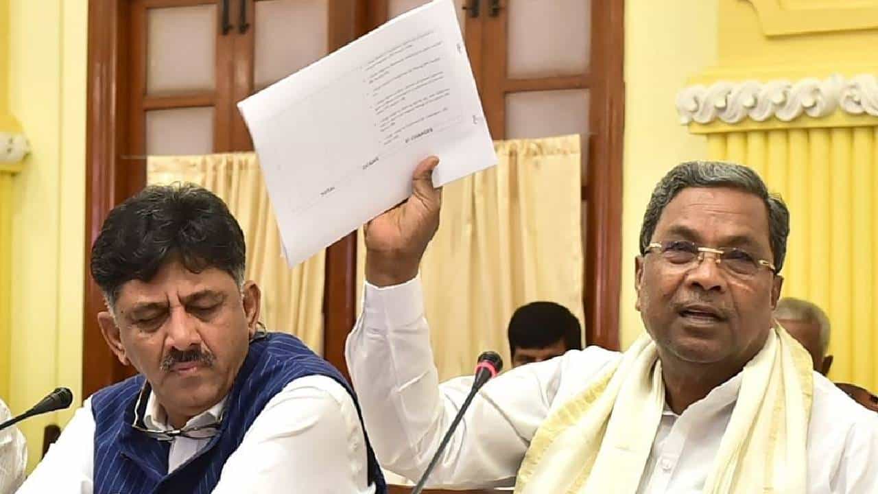 Karnataka Cabinet expansion: 24 ಶಾಸಕರಿಗೆ ಒಲಿದ ಮಂತ್ರಿಗಿರಿ ಭಾಗ್ಯ, ಇಂದು ರಾಜಭವನದಲ್ಲಿ ಪ್ರಮಾಣವಚನ Karnataka Cabinet expansion: 24 ಶಾಸಕರಿಗೆ ಒಲಿದ ಮಂತ್ರಿಗಿರಿ ಭಾಗ್ಯ, ಇಂದು ರಾಜಭವನದಲ್ಲಿ ಪ್ರಮಾಣವಚನ