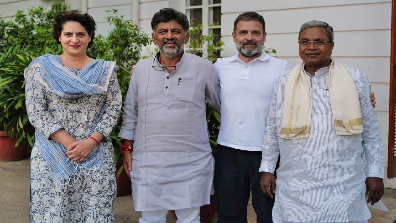 Karnataka Politics Highlights: ಸೋನಿಯಾ ನಿವಾಸದಲ್ಲಿ ಸಚಿವರ ಪಟ್ಟಿ ಅಂತಿಮಗೊಳಿಸಿ ಖುಷಿಯಿಂದ ಹೊರಬಂದ ಸಿದ್ದು, ಡಿಕೆ Karnataka Politics Highlights: ಸೋನಿಯಾ ನಿವಾಸದಲ್ಲಿ ಸಚಿವರ ಪಟ್ಟಿ ಅಂತಿಮಗೊಳಿಸಿ ಖುಷಿಯಿಂದ ಹೊರಬಂದ ಸಿದ್ದು, ಡಿಕೆ