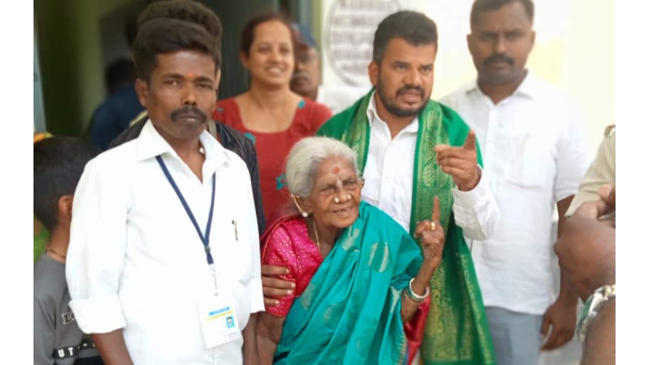 ತಮ್ಮ ಕುಟುಂಬದೊಂದಿಗೆ ಓಟ್​ ಮಾಡಿರುವ ಸಾಲುಮರದ ತಿಮ್ಮಕ್ಕ, ಬಳಿಕ ಫೋಟೋಗೆ ಪೋಸ್​ ನೀಡಿದ್ದ ಹೀಗೆ. 