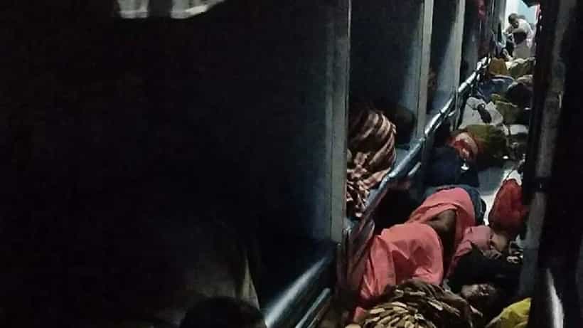 ಸಾಮಾನ್ಯ ಕೋಚ್ನ ಜನರಿಂದ ತುಂಬಿ ತುಳುಕಿದ ಸ್ಲೀಪರ್ ಕೋಚ್: ನೆಲದ ಮೇಲೆ ಮಲಗಿದ ಪ್ರಯಾಣಿಕರು, ಫೋಟೋ ವೈರಲ್