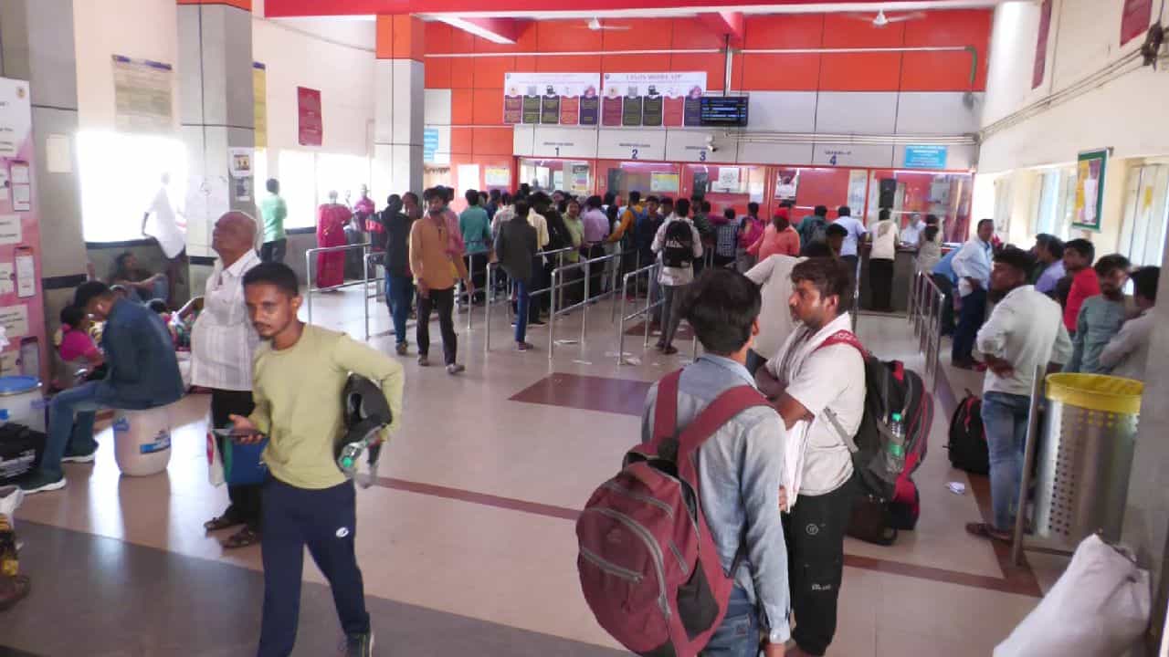 ಶಿವಮೊಗ್ಗ ಟು ಬೆಂಗಳೂರು ಎಕ್ಸ್ಪ್ರೆಸ್ ರೈಲು ಹತ್ತುವ ಮುನ್ನ ಈ ಸುದ್ದಿ ಓದಿ, ರೈಲ್ವೆ ಇಲಾಖೆ ವಿರುದ್ಧ ಪ್ರಯಾಣಿಕರು ಗರಂ ಶಿವಮೊಗ್ಗ ಟು ಬೆಂಗಳೂರು ಎಕ್ಸ್ಪ್ರೆಸ್ ರೈಲು ಹತ್ತುವ ಮುನ್ನ ಈ ಸುದ್ದಿ ಓದಿ, ರೈಲ್ವೆ ಇಲಾಖೆ ವಿರುದ್ಧ ಪ್ರಯಾಣಿಕರು ಗರಂ