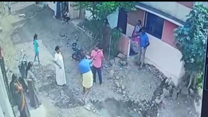 ಗಾಡಿ ಪಾರ್ಕಿಂಗ್ ಮಾಡುವ ವಿಚಾರಕ್ಕೆ ಗಲಾಟೆ; ಮಚ್ಚು, ಕೊಡಲಿಯಿಂದ ವ್ಯಕ್ತಿ ಮೇಲೆ ಹಲ್ಲೆ ಗಾಡಿ ಪಾರ್ಕಿಂಗ್ ಮಾಡುವ ವಿಚಾರಕ್ಕೆ ಗಲಾಟೆ; ಮಚ್ಚು, ಕೊಡಲಿಯಿಂದ ವ್ಯಕ್ತಿ ಮೇಲೆ ಹಲ್ಲೆ