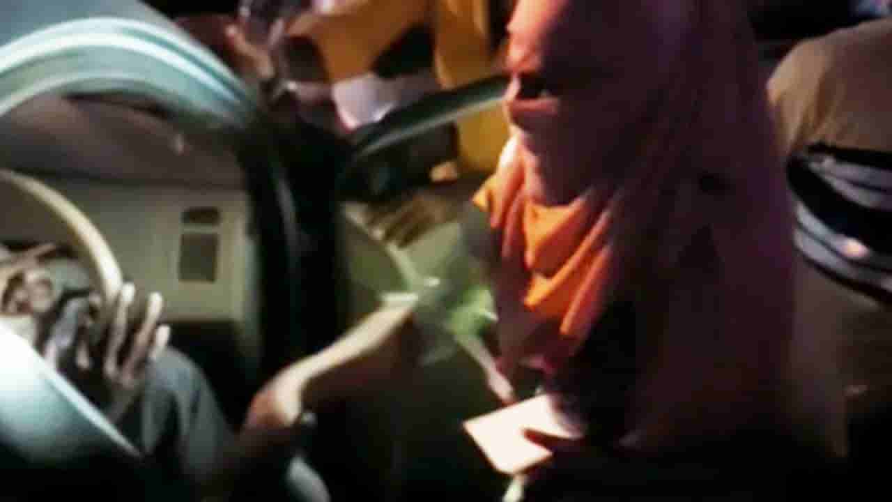 ಮದ್ಯ ಸೇವಿಸಿ ಎರಡು ಆಟೋ ಹಾಗೂ ಒಂದು ಬೈಕ್ಗೆ ಡಿಕ್ಕಿ: ಕಾರ್ ಚಾಲಕನಿಗೆ ಮಹಿಳೆಯಿಂದ ಚಪ್ಪಲಿ ಸೇವೆ