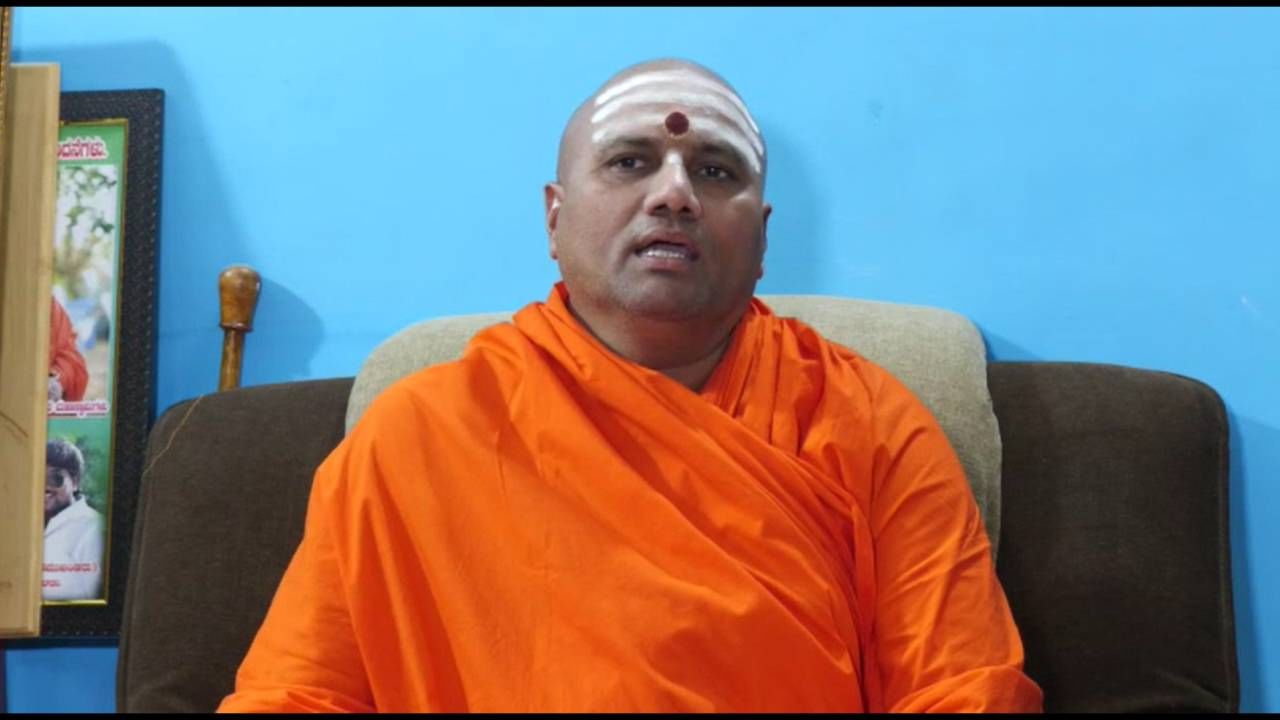 ಖಾತೆ ಕ್ಯಾತೆ ಶುರು: ತಮ್ಮ ಸಮುದಾಯದ ಶಾಸಕರ ಪರ ಸ್ವಾಮೀಜಿಗಳ ಬ್ಯಾಟಿಂಗ್ ಖಾತೆ ಕ್ಯಾತೆ ಶುರು: ತಮ್ಮ ಸಮುದಾಯದ ಶಾಸಕರ ಪರ ಸ್ವಾಮೀಜಿಗಳ ಬ್ಯಾಟಿಂಗ್