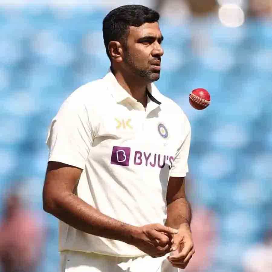 ಭಾರತ ಹಾಗೂ ಆಸ್ಟ್ರೇಲಿಯಾ ನಡುವಣ ಐಸಿಸಿ ವಿಶ್ವ ಟೆಸ್ಟ್ ಚಾಂಪಿಯನ್ಶಿಪ್ ಫೈನಲ್ ಪಂದ್ಯ ಮುಕ್ತಾಯಗೊಂಡಾಗಿದೆ. ಟೀಮ್ ಇಂಡಿಯಾ ಸೋತರೆ ಆಸ್ಟ್ರೇಲಿಯಾ ಪ್ರಶಸ್ತಿ ಎತ್ತಿ ಹಿಡಿದಿದೆ. ಈ ಪಂದ್ಯಕ್ಕೆ ಭಾರತ ಕೆಲ ಅಚ್ಚರಿ ನಿರ್ಧಾರ ಕೈಗೊಂಡಿತ್ತು. ಇದರಲ್ಲಿ ಟೆಸ್ಟ್ ಕ್ರಿಕೆಟ್ನ ನಂಬರ್ ಒನ್ ಬೌಲರ್ ರವಿಚಂದ್ರನ್ ಅಶ್ವಿನ್ ಅವರನ್ನು ಪ್ಲೇಯಿಂಗ್ ಇಲೆವೆನ್ನಿಂದ ಕೈಬಿಟ್ಟಿದ್ದು ಕೂಡ ಒಂದು.