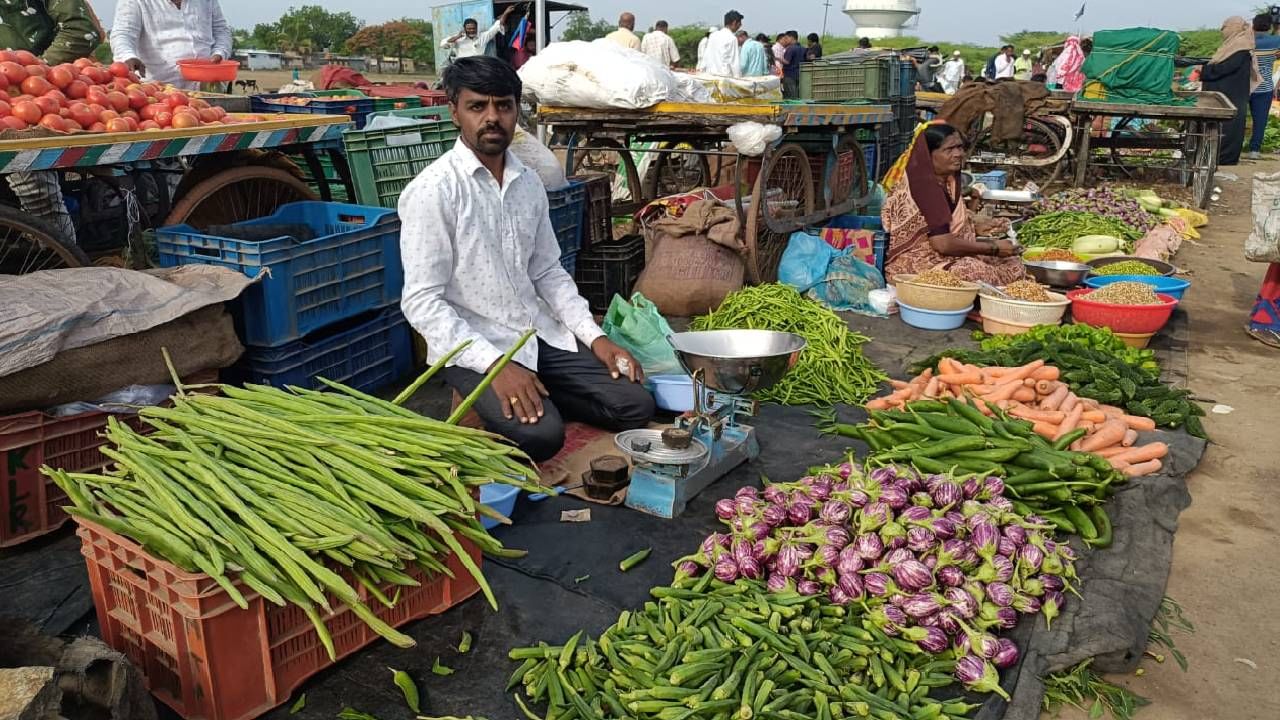 ಇದೀಗ ತರಕಾರಿ ಬೆಲೆ ಹೆಚ್ಚಾಗಿದ್ದರಿಂದ, ಮಾರ್ಕೆಟ್​ಗೆ ಬರುವ ಗ್ರಾಹಕರ ಸಂಖ್ಯೆ ಗಣನೀಯವಾಗಿ ಕಡಿಮೆಯಾಗಿದೆ. ಇದರಿಂದ ವ್ಯಾಪಾರ ವಹಿವಾಟು ಕೂಡ ಕಡಿಮೆಯಾಗಿದೆ. ಇನ್ನು ಈ ಮೊದಲು ಪ್ರತಿನಿತ್ಯ ಹತ್ತರಿಂದ ಹನ್ನೆರಡು ಸಾವಿರ ರೂಪಾಯಿ ವ್ಯಾಪಾರವಾಗುತ್ತಿತ್ತು. ಆದರೆ, ಇದೀಗ ನಾಲ್ಕೈದು ಸಾವಿರ ಕೂಡಾ ಆಗುತ್ತಿಲ್ಲವೆಂದು ವ್ಯಾಪಾರಸ್ಥರು ಅಳಲು ತೋಡಿಕೊಂಡಿದ್ದಾರೆ. 