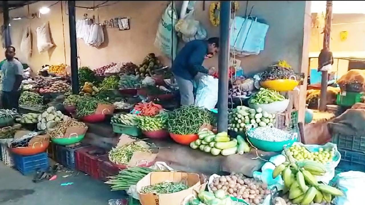 ಬೆಲೆ ಏರಿಕೆಯಿಂದ ಗ್ರಾಹಕರ ಸಂಖ್ಯೆ ಕಡಿಮೆಯಾಗಿದ್ದು, ಪ್ರತಿನಿತ್ಯದ ವ್ಯಾಪಾರ ಕೂಡ ಕಡಿಮೆಯಾಗಿದೆ. ಇದರಿಂದ ಲಾಭದ ಪ್ರಮಾಣ ಕೂಡ ಗಣನೀಯವಾಗಿ ಇಳಿಕೆಯಾಗಿದ್ದು, ವ್ಯಾಪಾರಸ್ಥರು ಕಂಗಾಲಾಗುವಂತೆ ಮಾಡಿದೆ.
