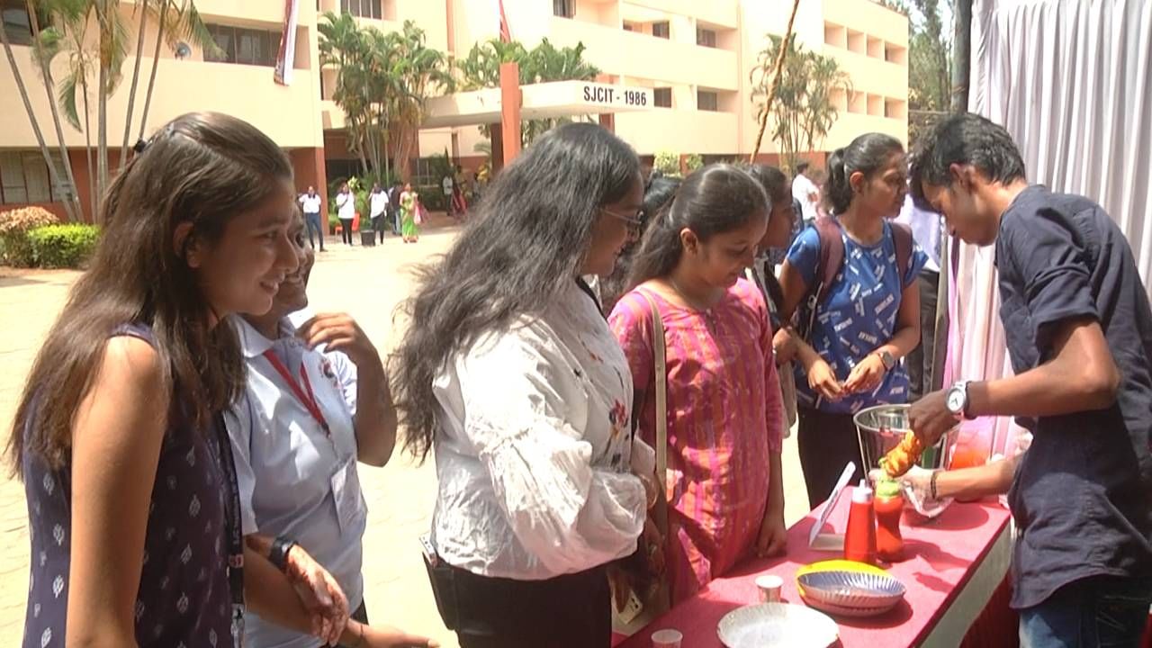 ಪ್ರತಿದಿನ 4 ಗೋಡೆಗಳ ಮದ್ಯೆ ವಿದ್ಯಾಭ್ಯಾಸದಲ್ಲಿ ತೊಡಗಿರುವ ವಿದ್ಯಾರ್ಥಿಗಳು ಹಾಗೂ ಉಪನ್ಯಾಸಕರು, ಕಾಲೇಜು ಸಂಭ್ರಮ ಪ್ರಯುಕ್ತ ವಿಶೇಷ ಸಂತೆ ಮೇಳ, ಕ್ರೀಡಾಕೂಟದಲ್ಲಿ ಬಾಗಿಯಾಗಿ ಉಲ್ಲಾಸಗೊಂಡರು.