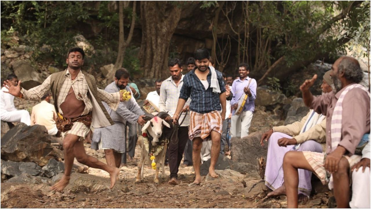 ಕುರುಬಾನಿ ವಿರುದ್ಧ ದೊಡ್ಡ ಅಭಿಯಾನವೇ ಶುರುವಾಗಿತ್ತು. ‘ಟಗರು ಪಲ್ಯ’ ಚಿತ್ರತಂಡದವರು ಕೂಡ ಮಾಲೀಕರಿಗೆ ಕುರುಬಾನಿ ಕೊಡದಂತೆ ಸಲಹೆ ನೀಡಿದ್ದರು. ಅವರ ಮನವಿಗೆ ಈಗ ಫಲ ಸಿಕ್ಕಿದೆ. ಮಾಲೀಕರು ಮನಸ್ಸು ಬದಲಾಯಿಸಿದ್ದಾರೆ.